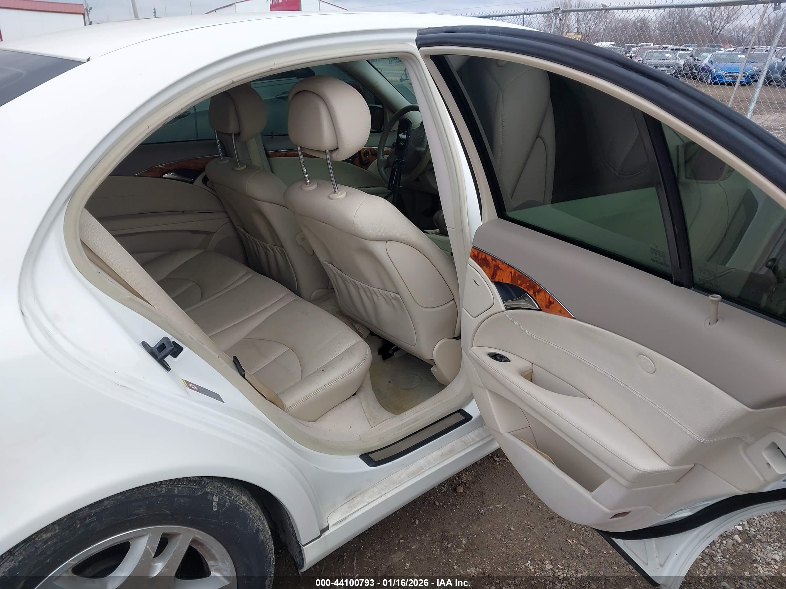 MERCEDES-BENZ E image 8