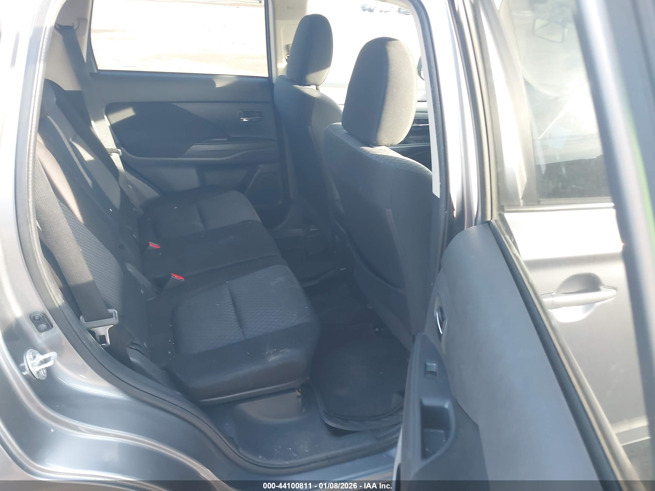 MITSUBISHI OUTLANDER image 8