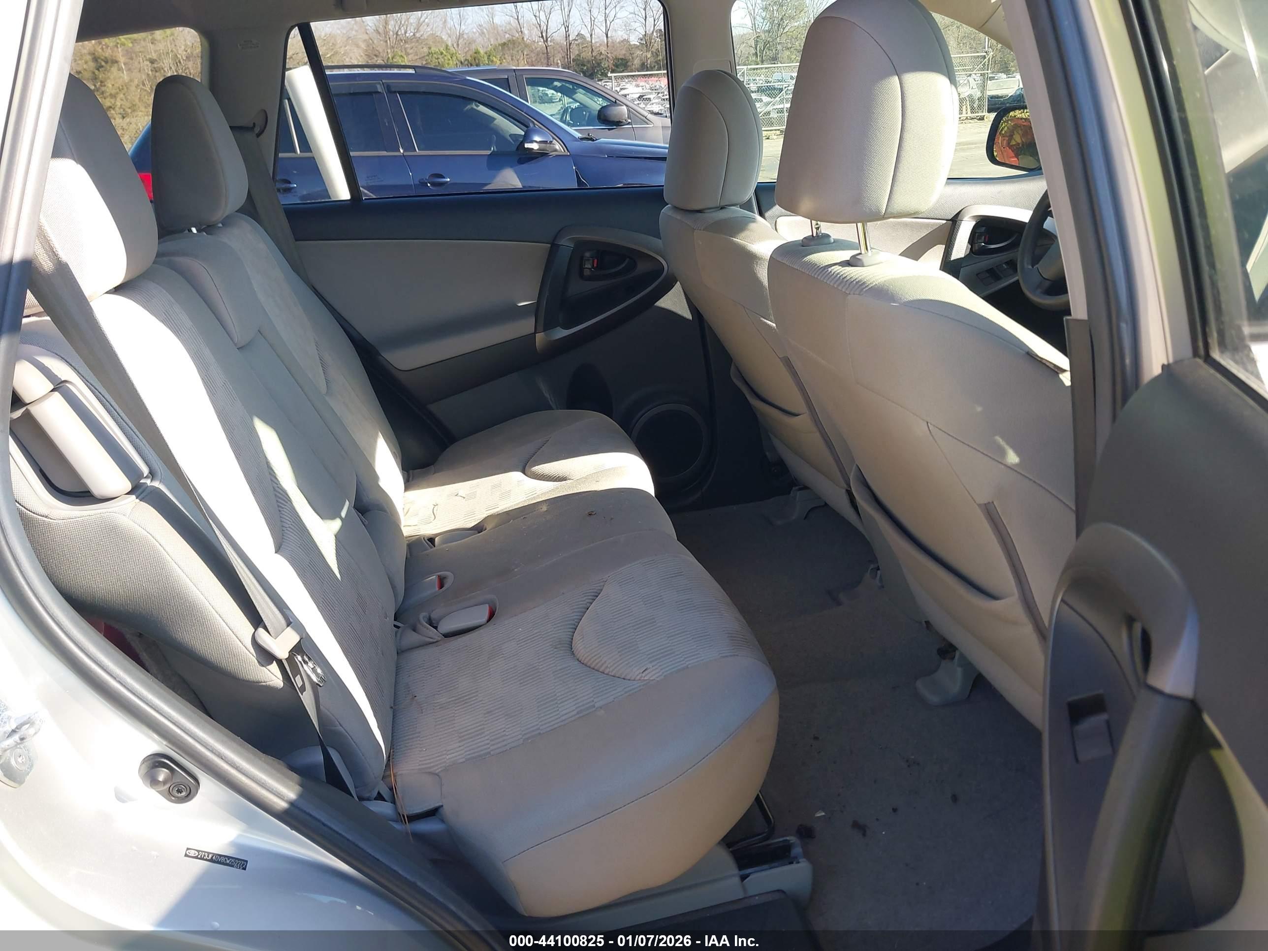 TOYOTA RAV4 image 8