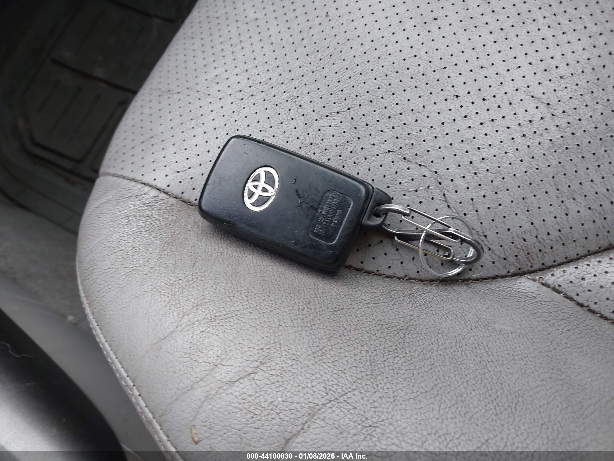 TOYOTA RAV4 image 11