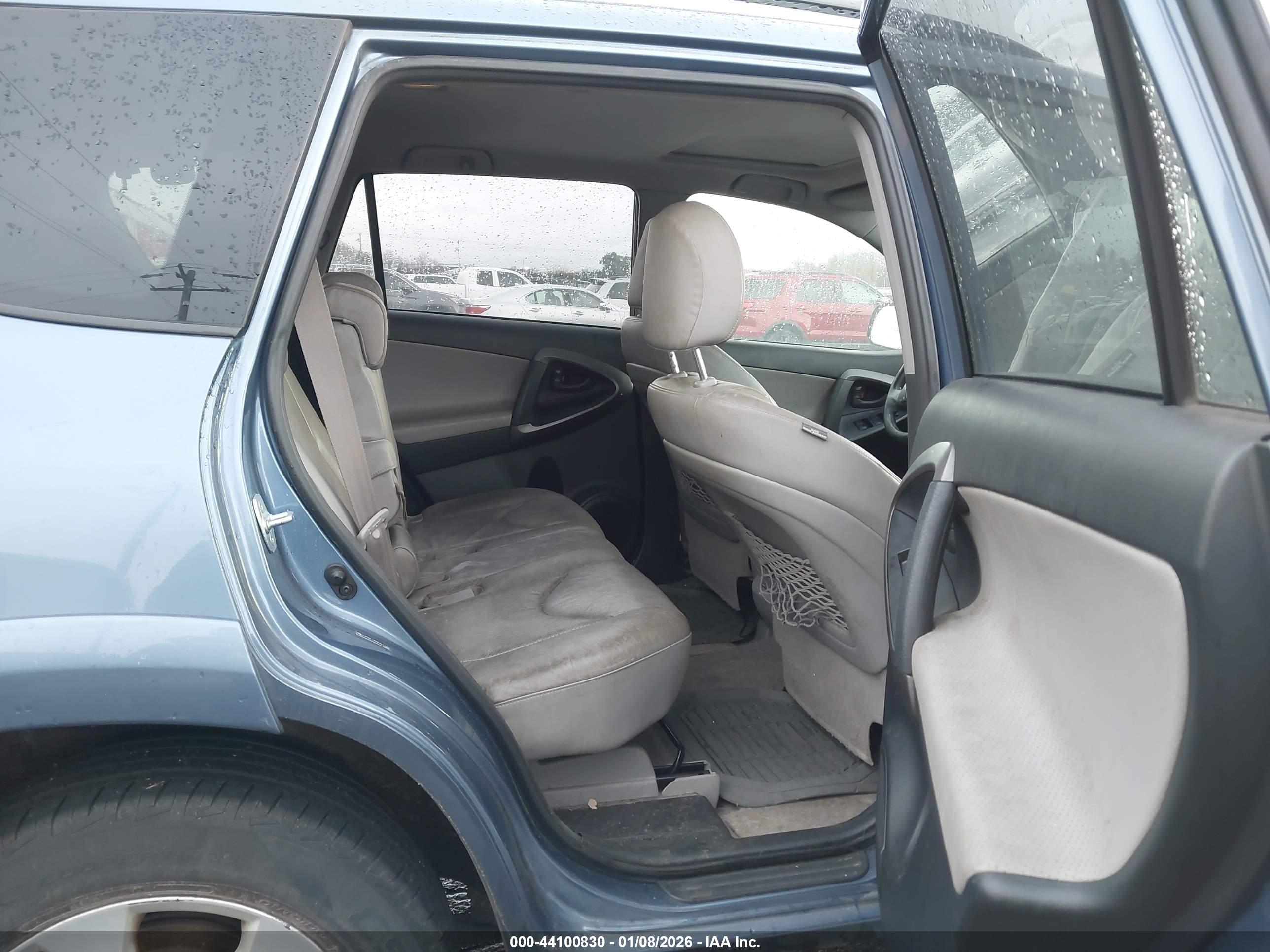 TOYOTA RAV4 image 8