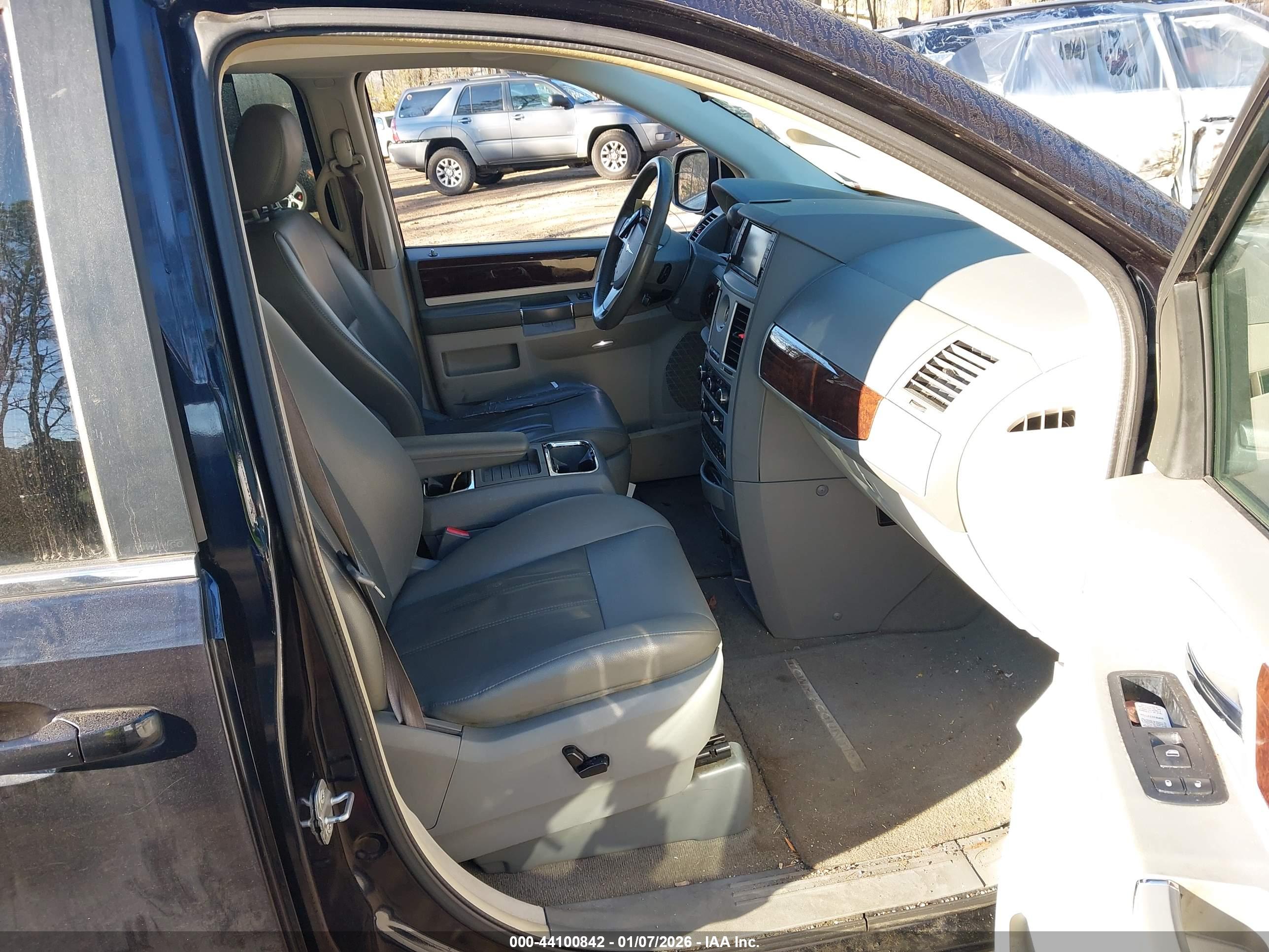 CHRYSLER TOWN image 5