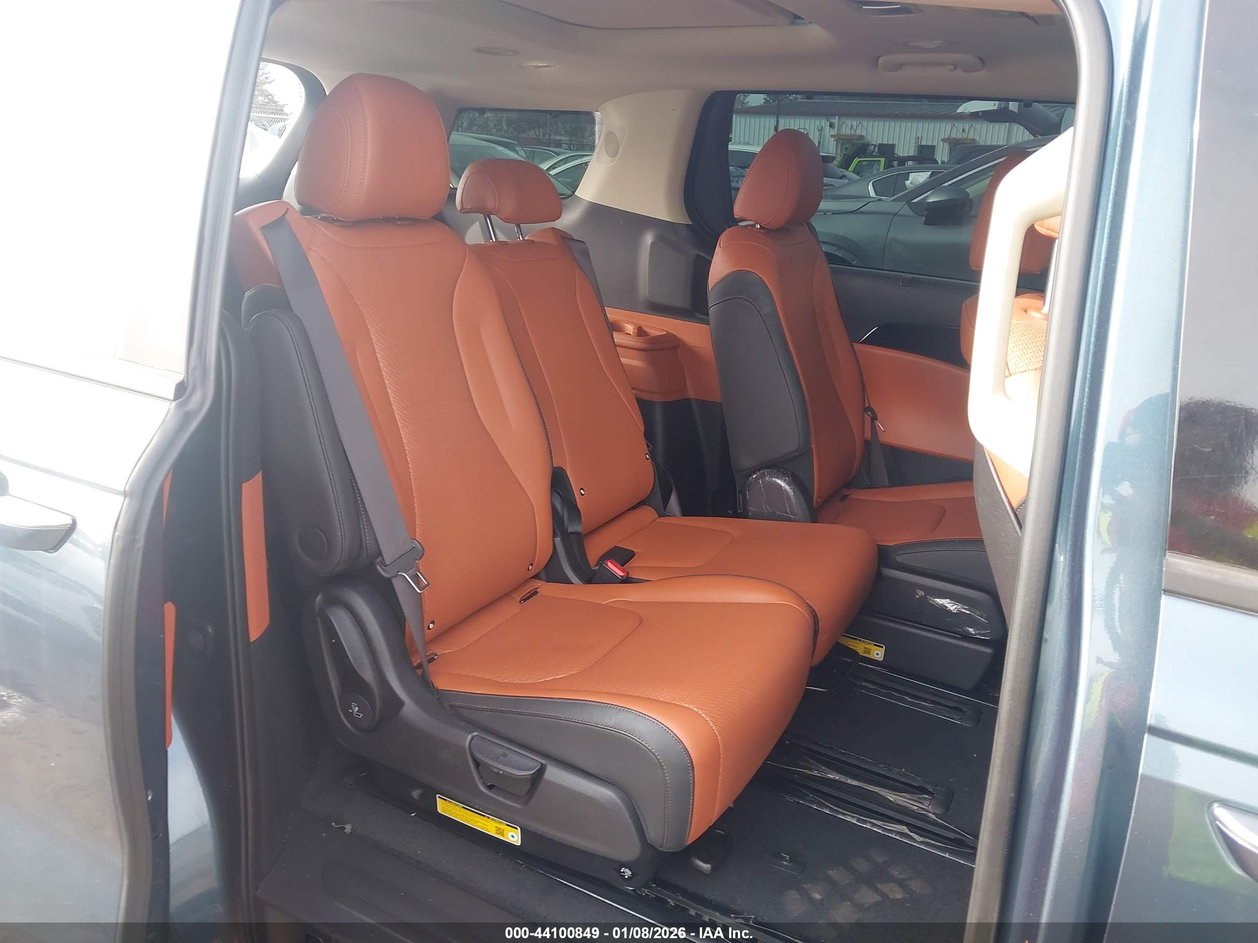 KIA CARNIVAL image 8