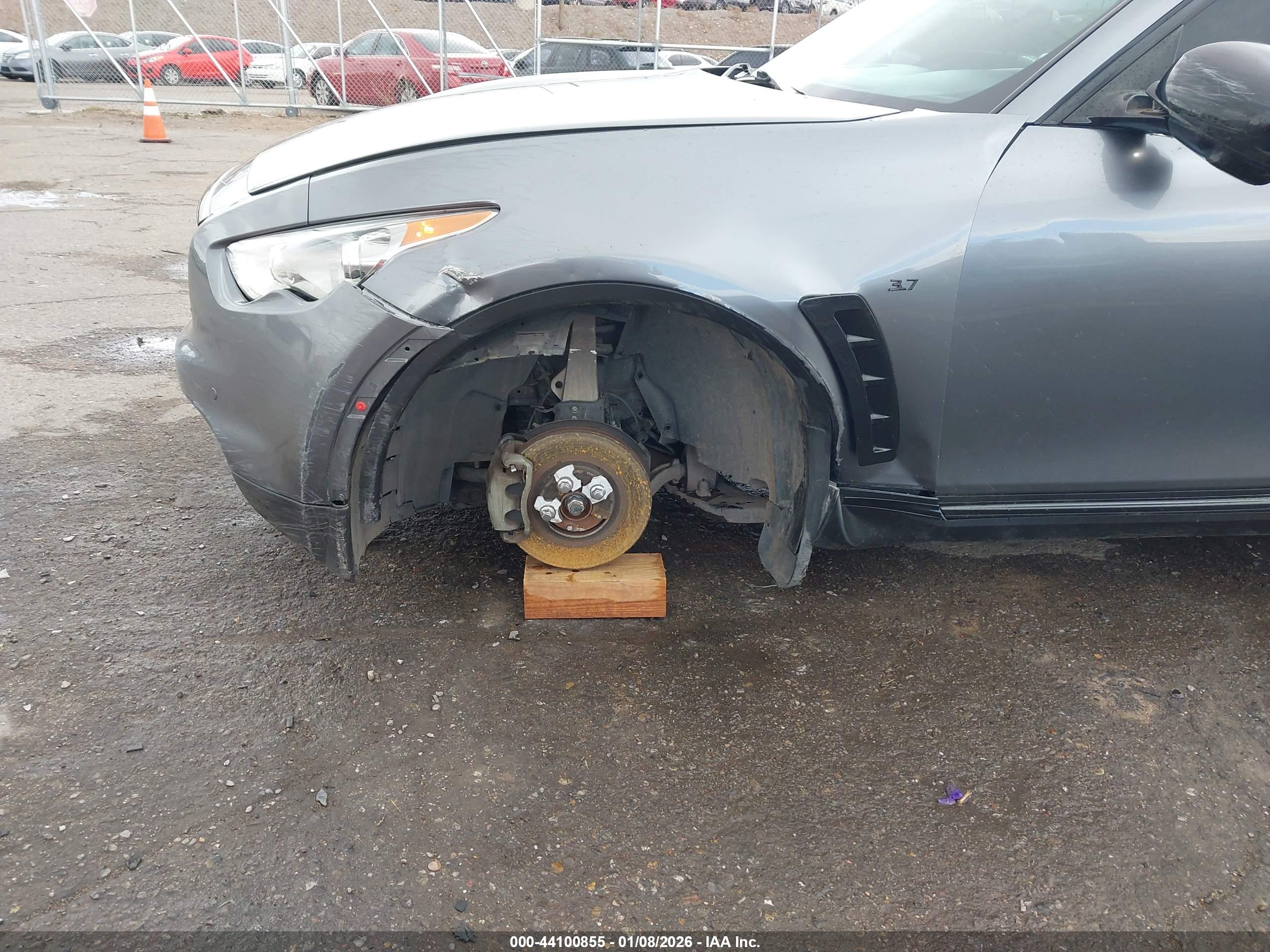 INFINITI QX70 image 6