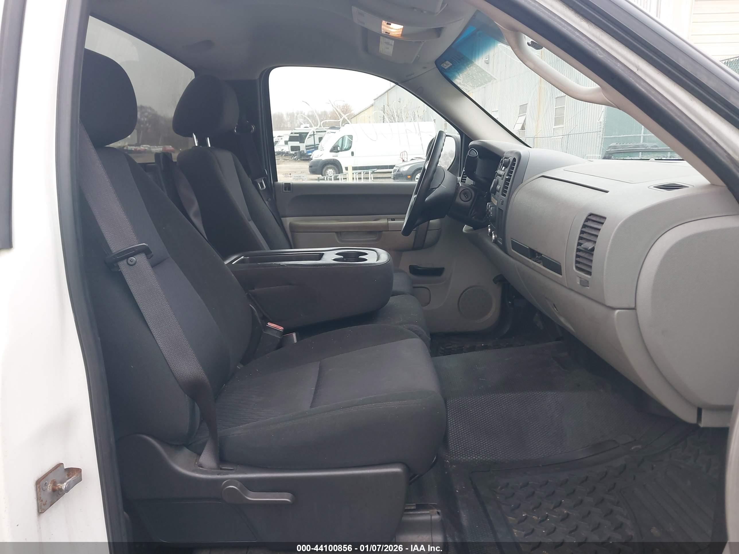 CHEVROLET SILVERADO image 5