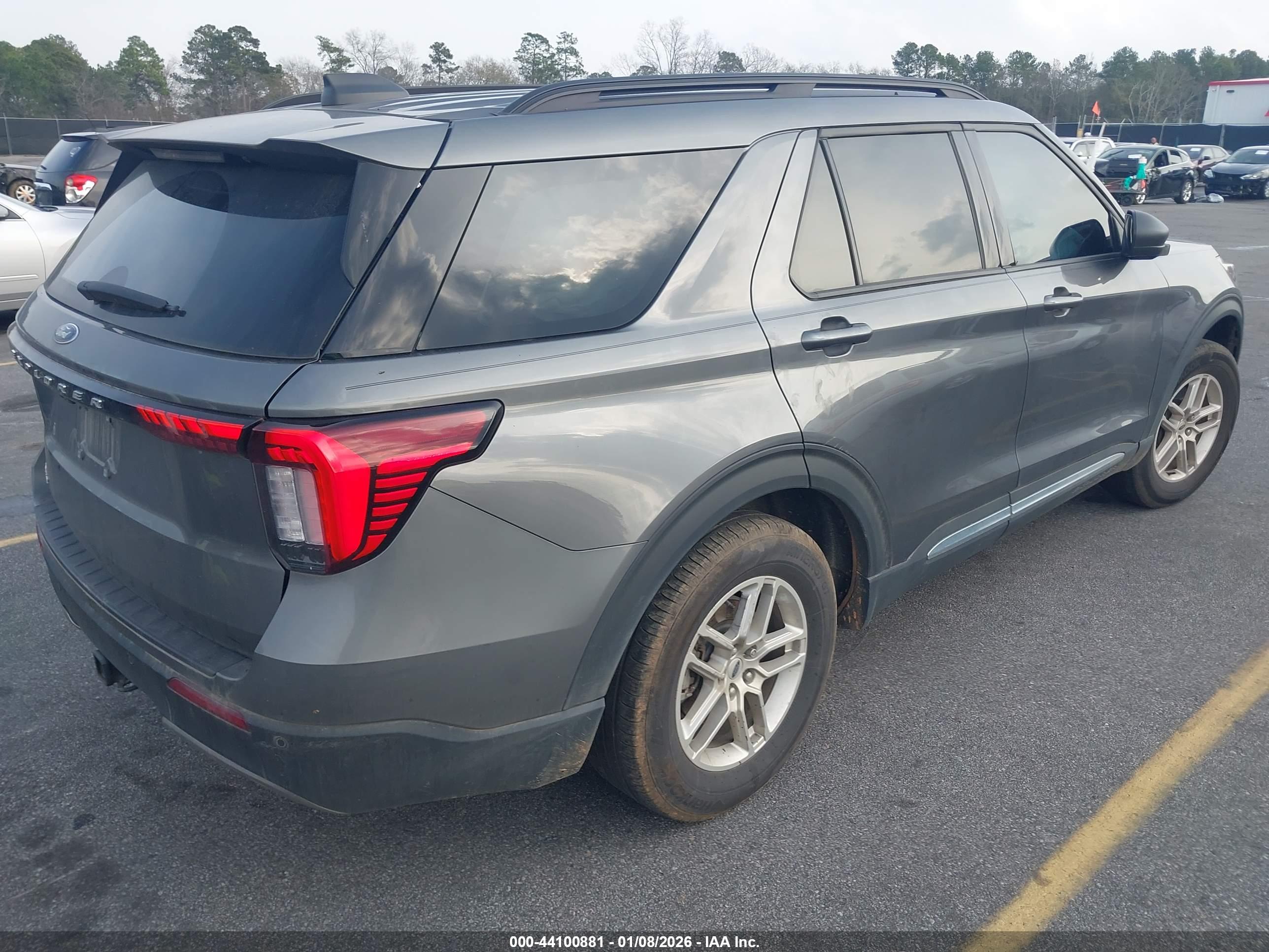 FORD EXPLORER image 4