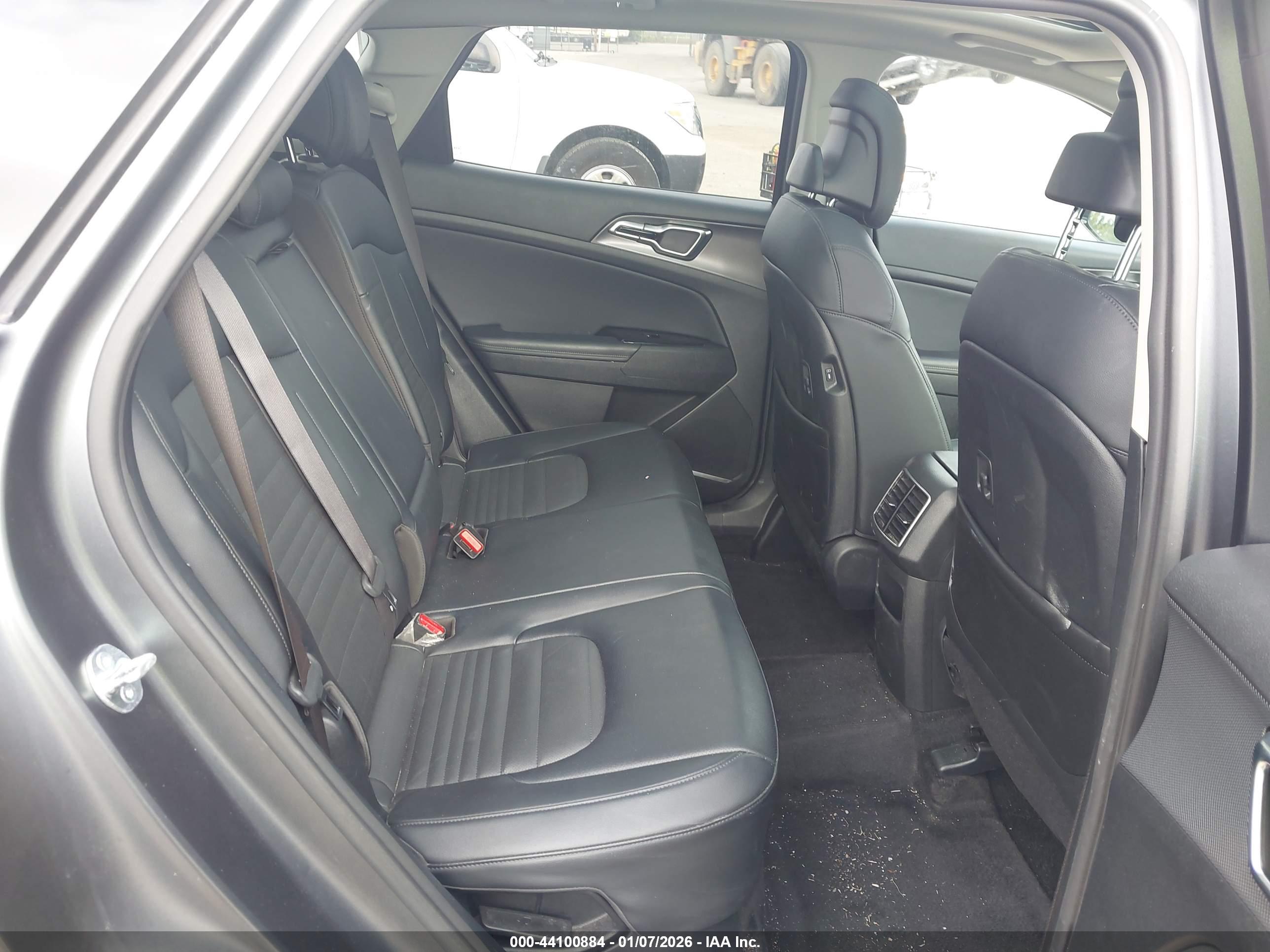 KIA SPORTAGE image 8
