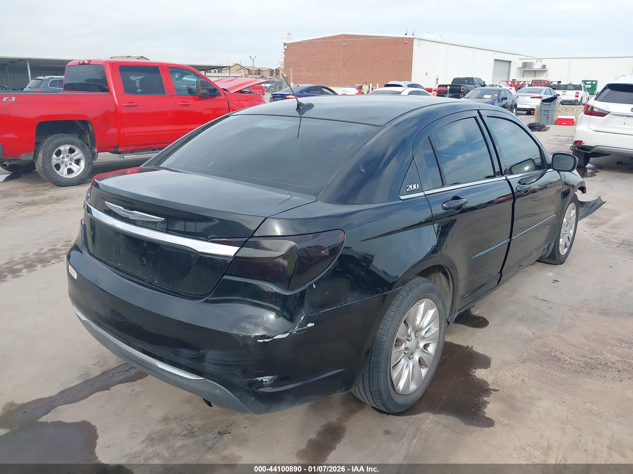 CHRYSLER 200 image 4