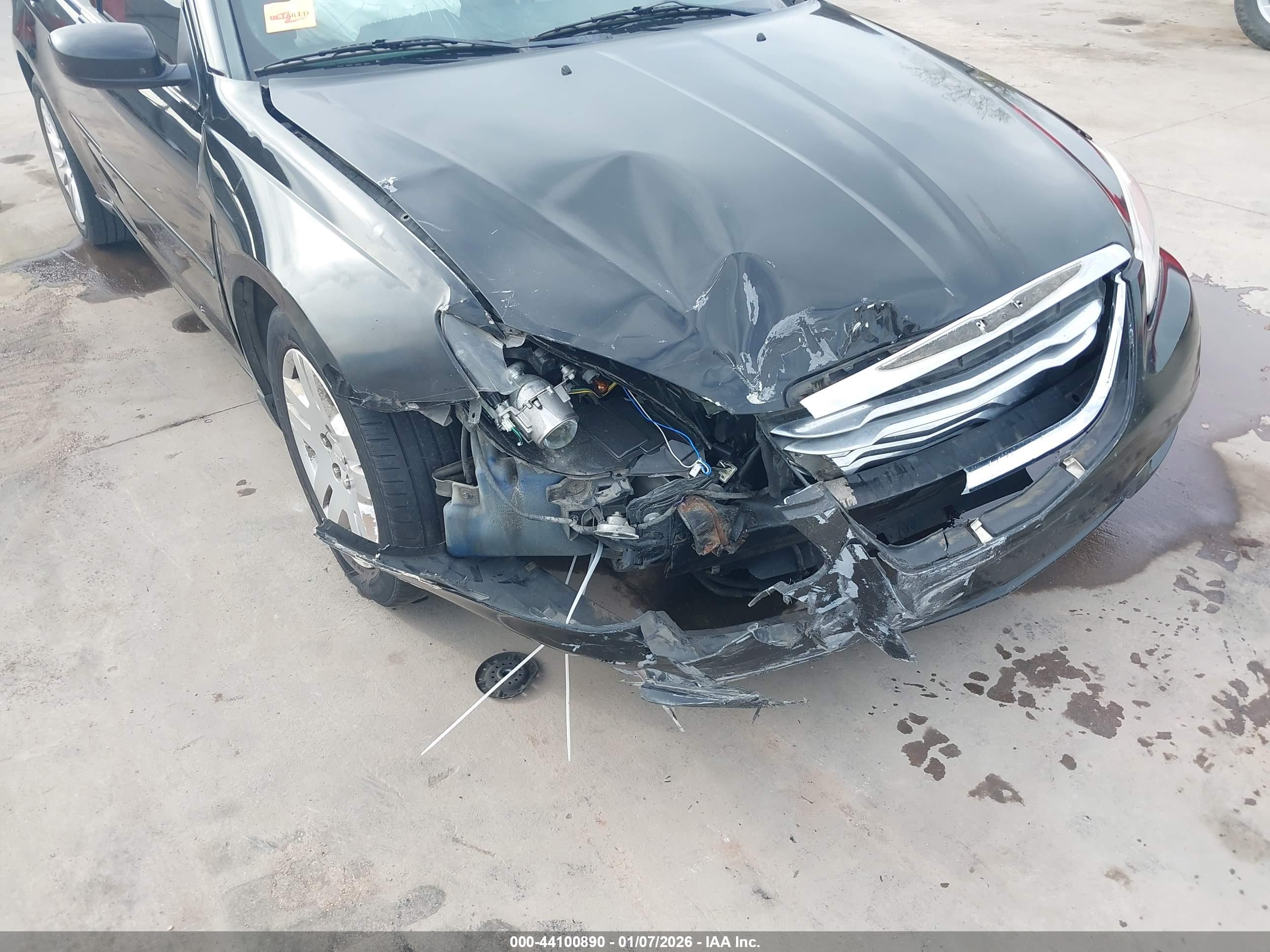 CHRYSLER 200 image 6