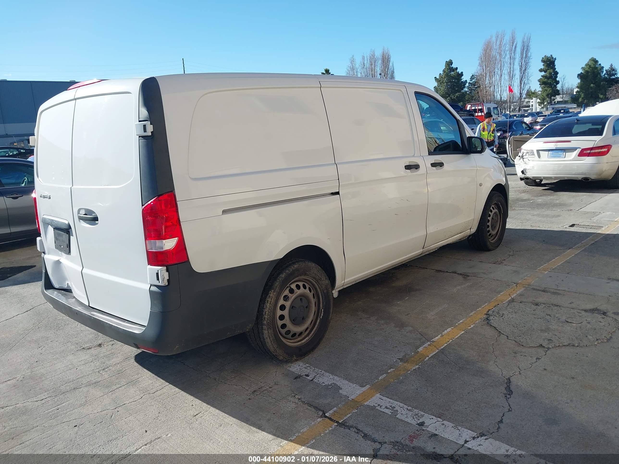 MERCEDES-BENZ METRIS image 4