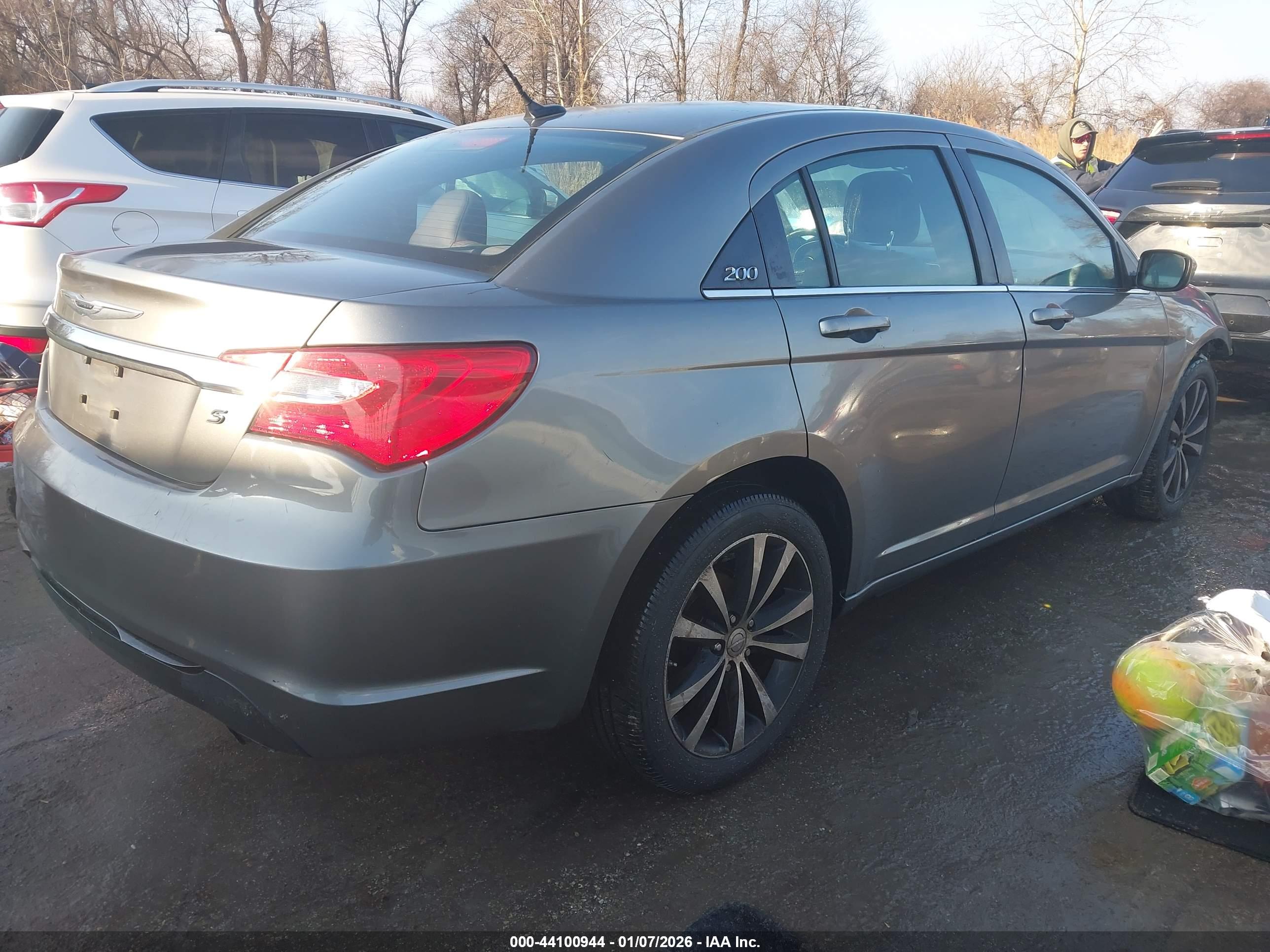 CHRYSLER 200 image 4