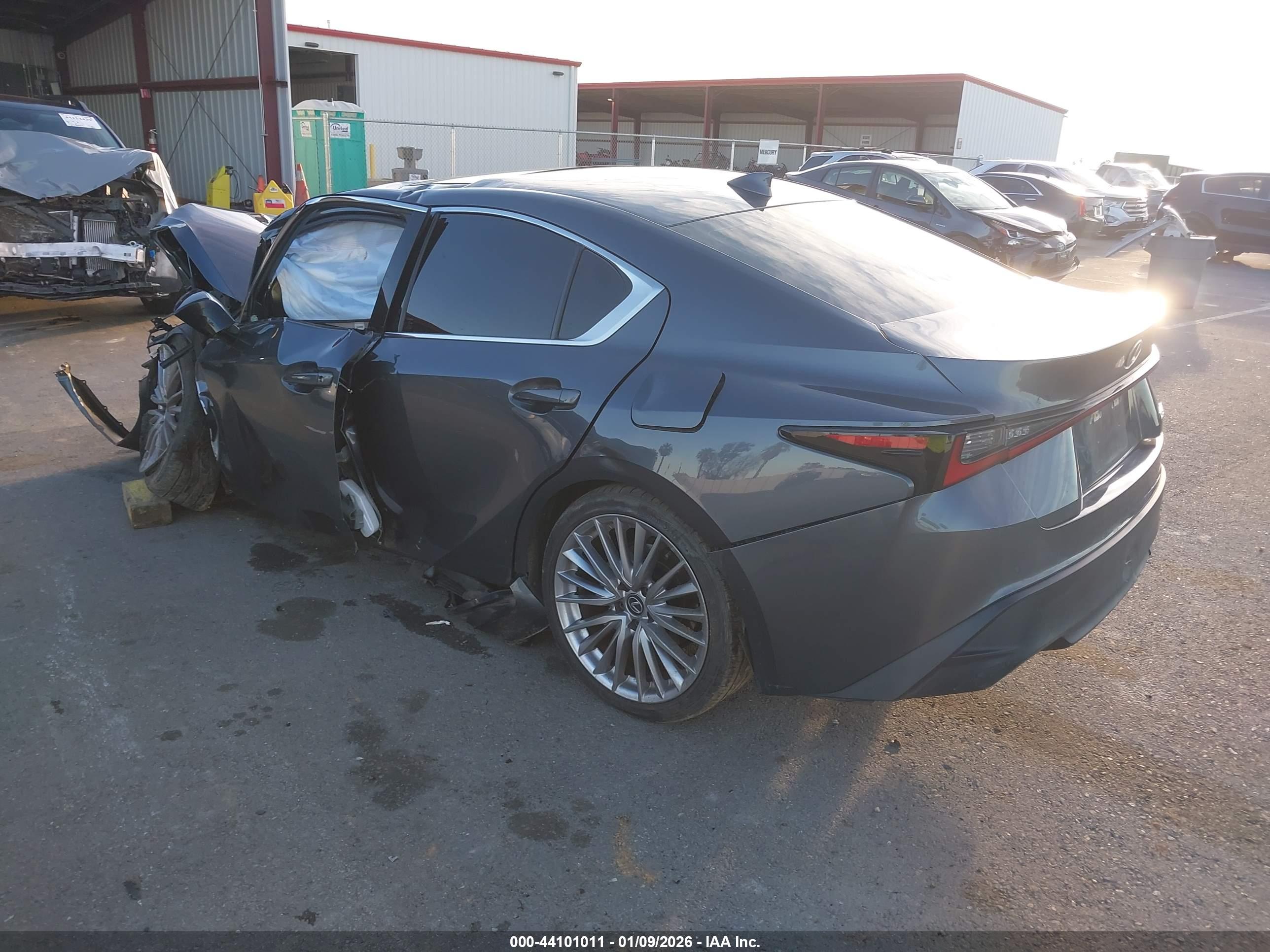 LEXUS IS image 3