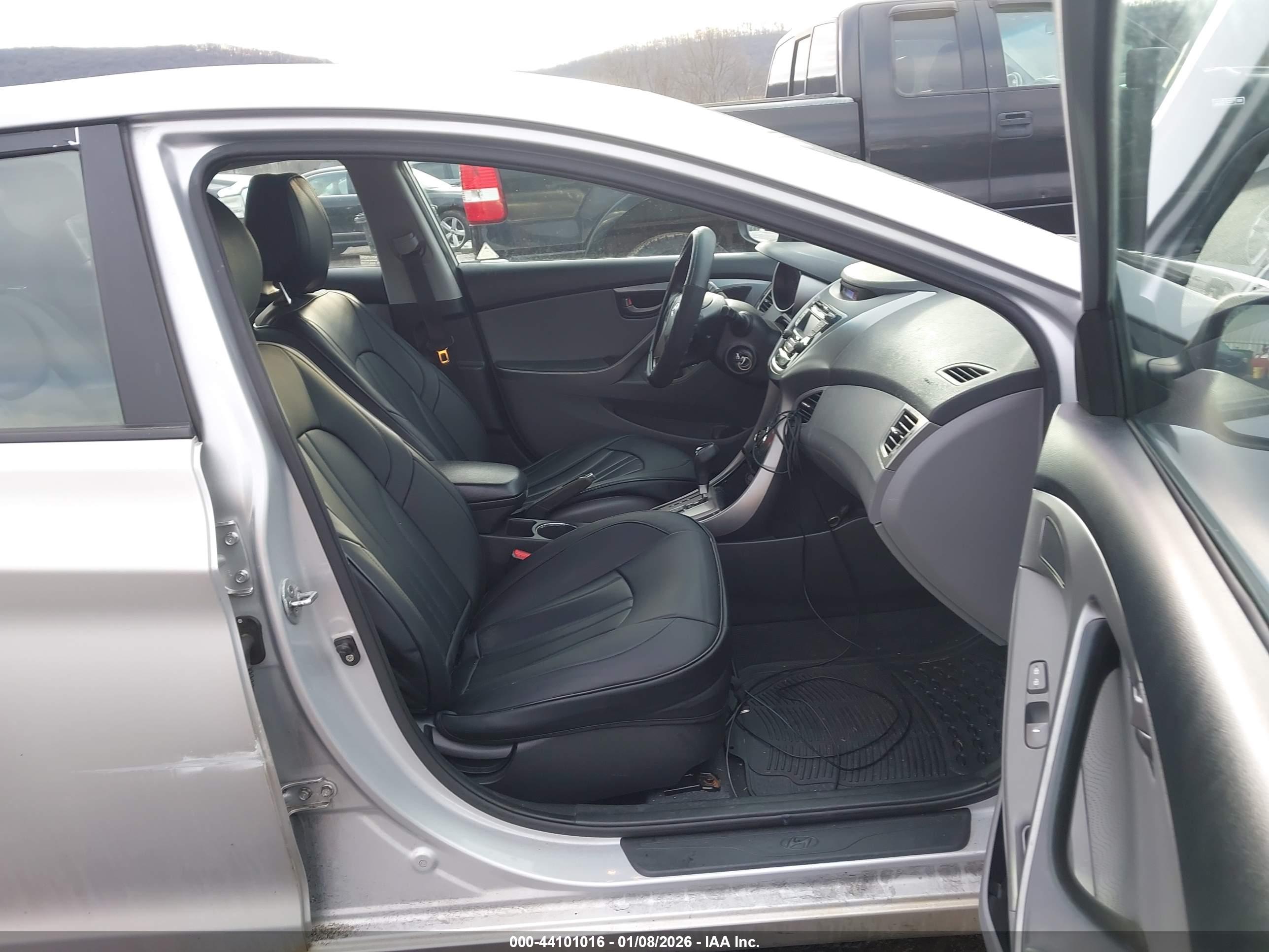 HYUNDAI ELANTRA image 5