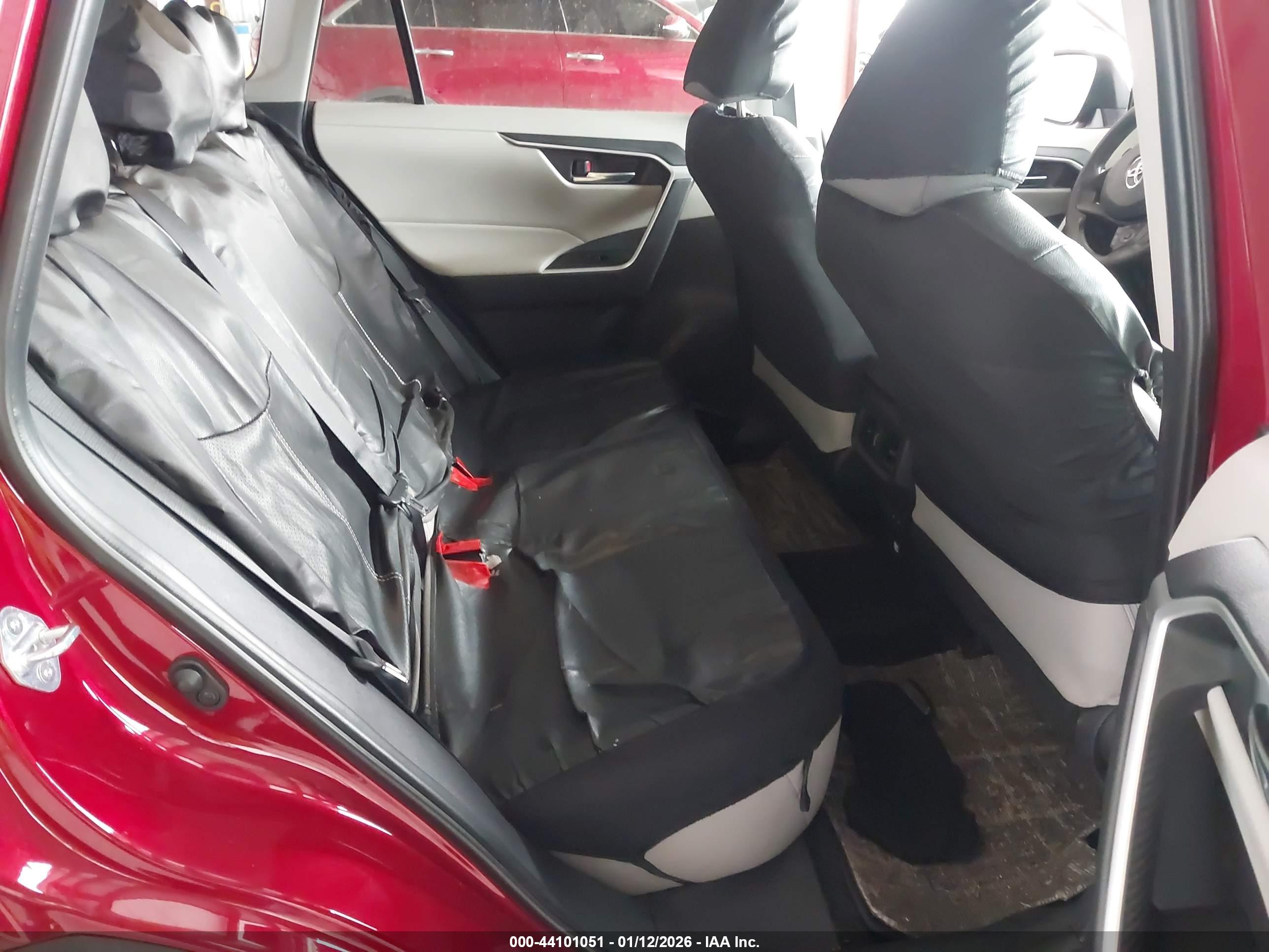TOYOTA RAV4 image 8