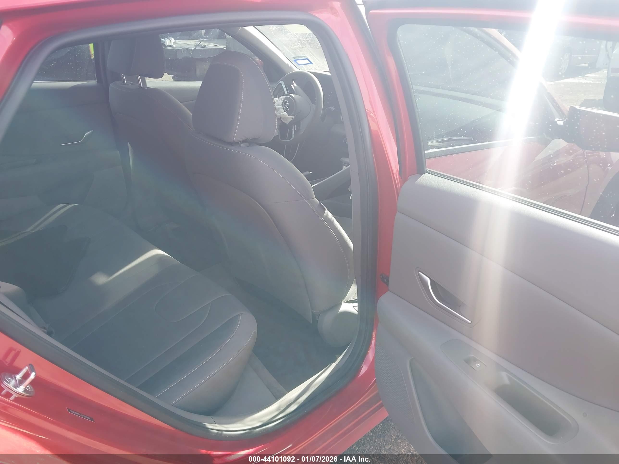 HYUNDAI ELANTRA image 8