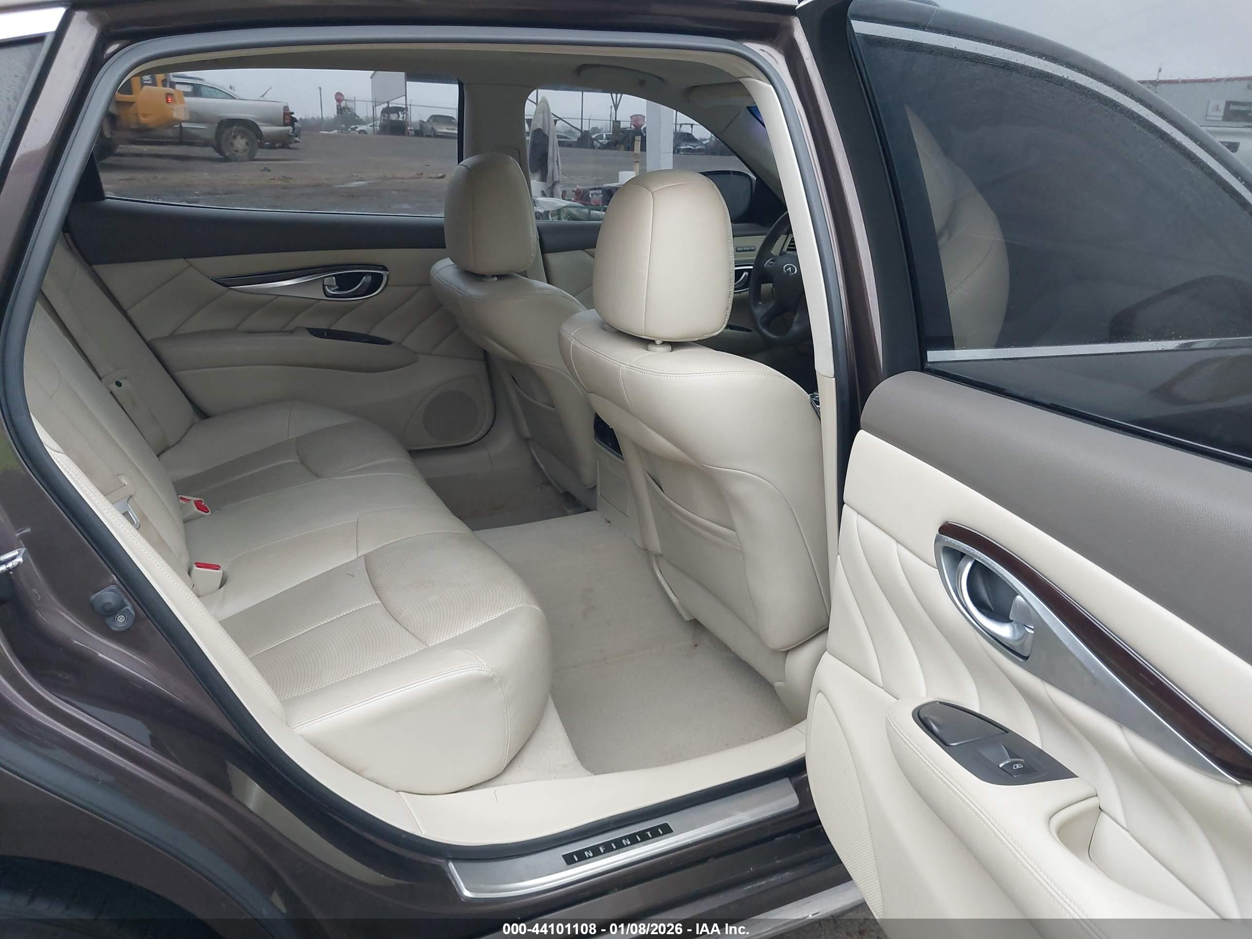 INFINITI Q70L image 8