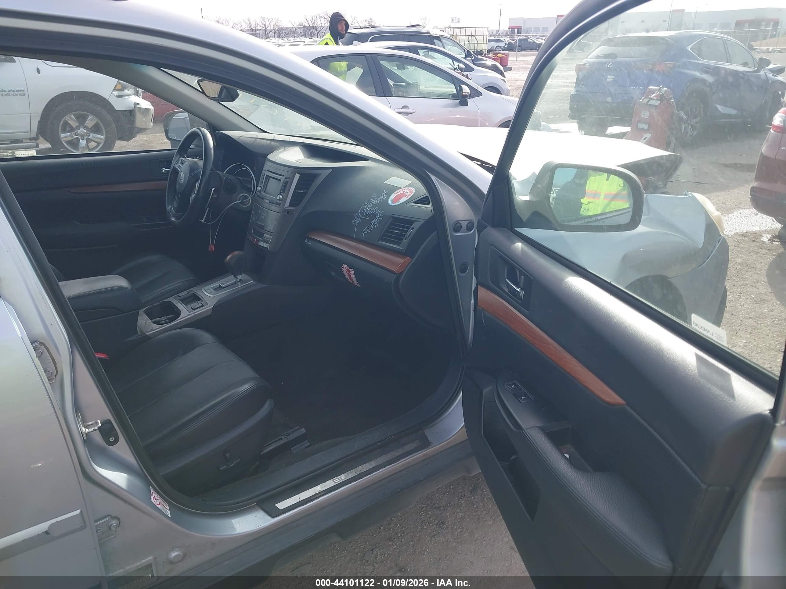 SUBARU OUTBACK image 5