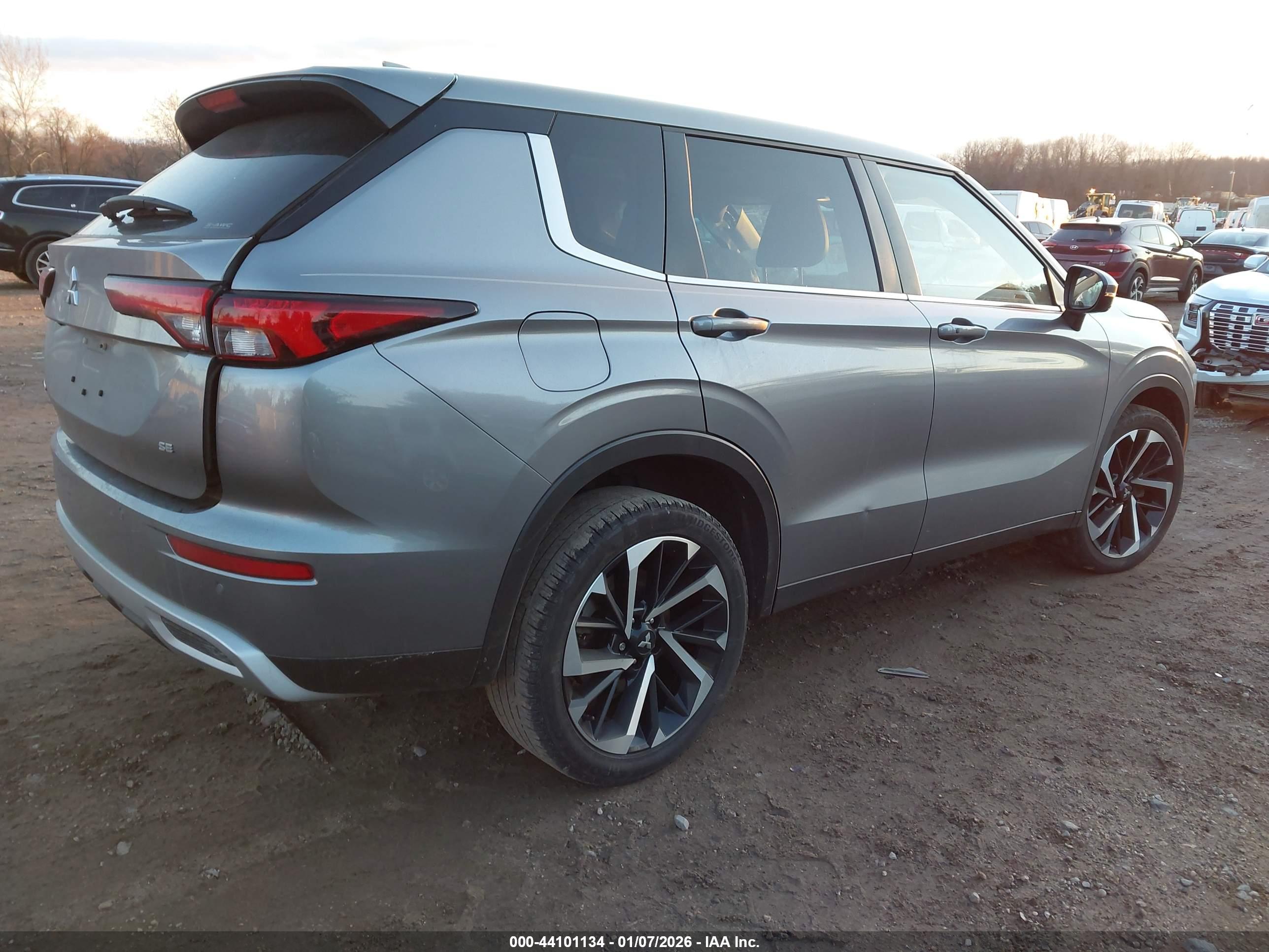 MITSUBISHI OUTLANDER image 4