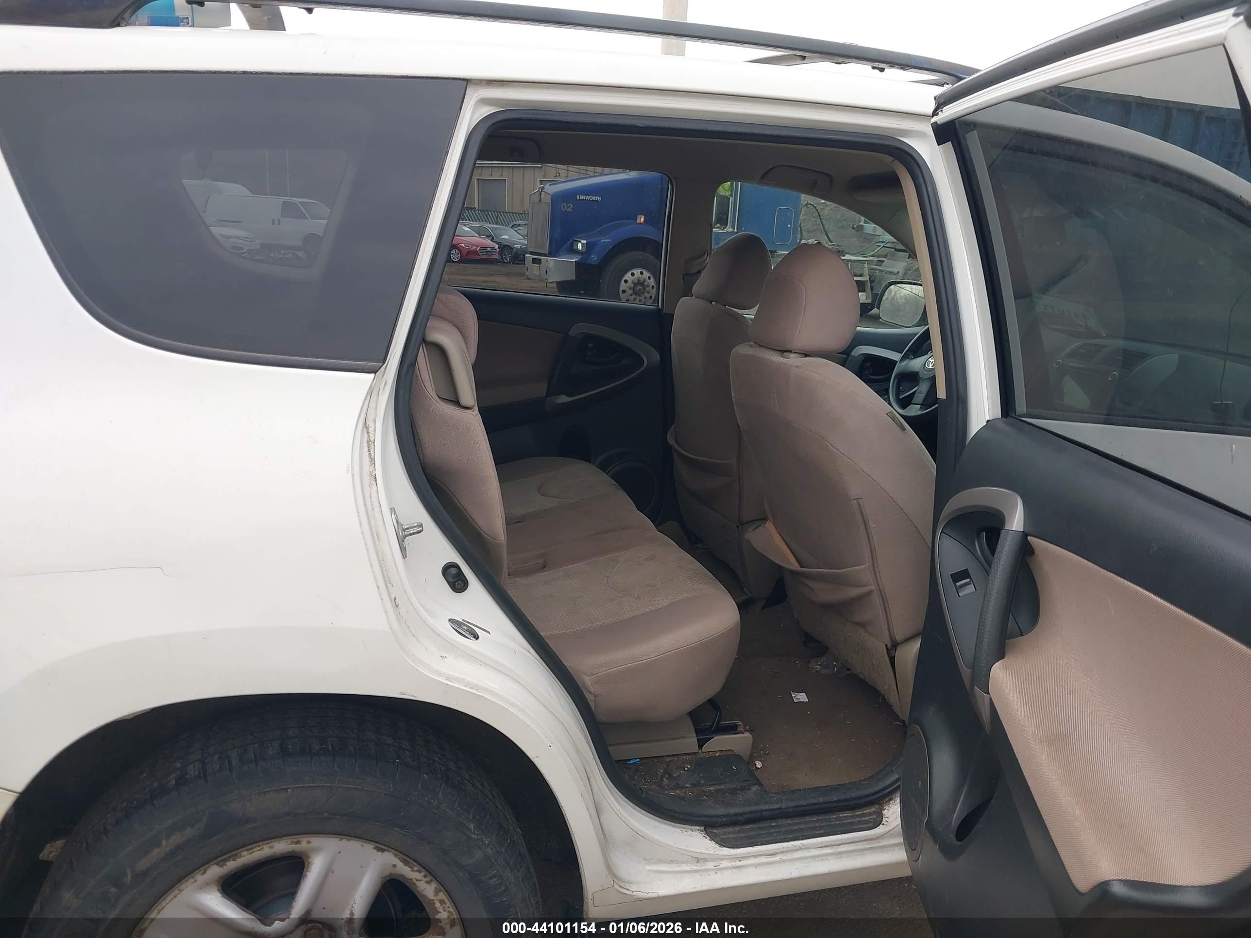 TOYOTA RAV4 image 8