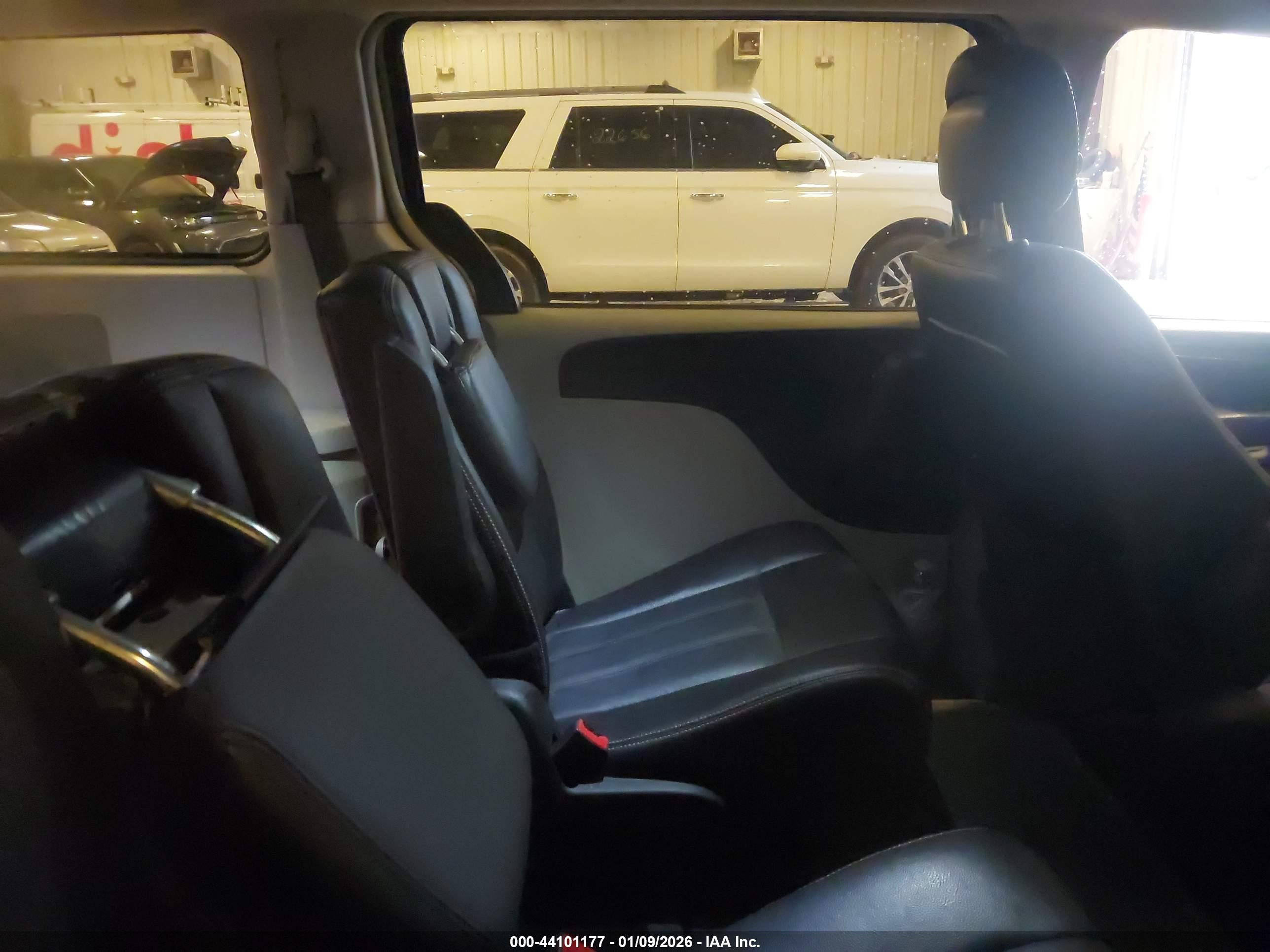 CHRYSLER TOWN image 8