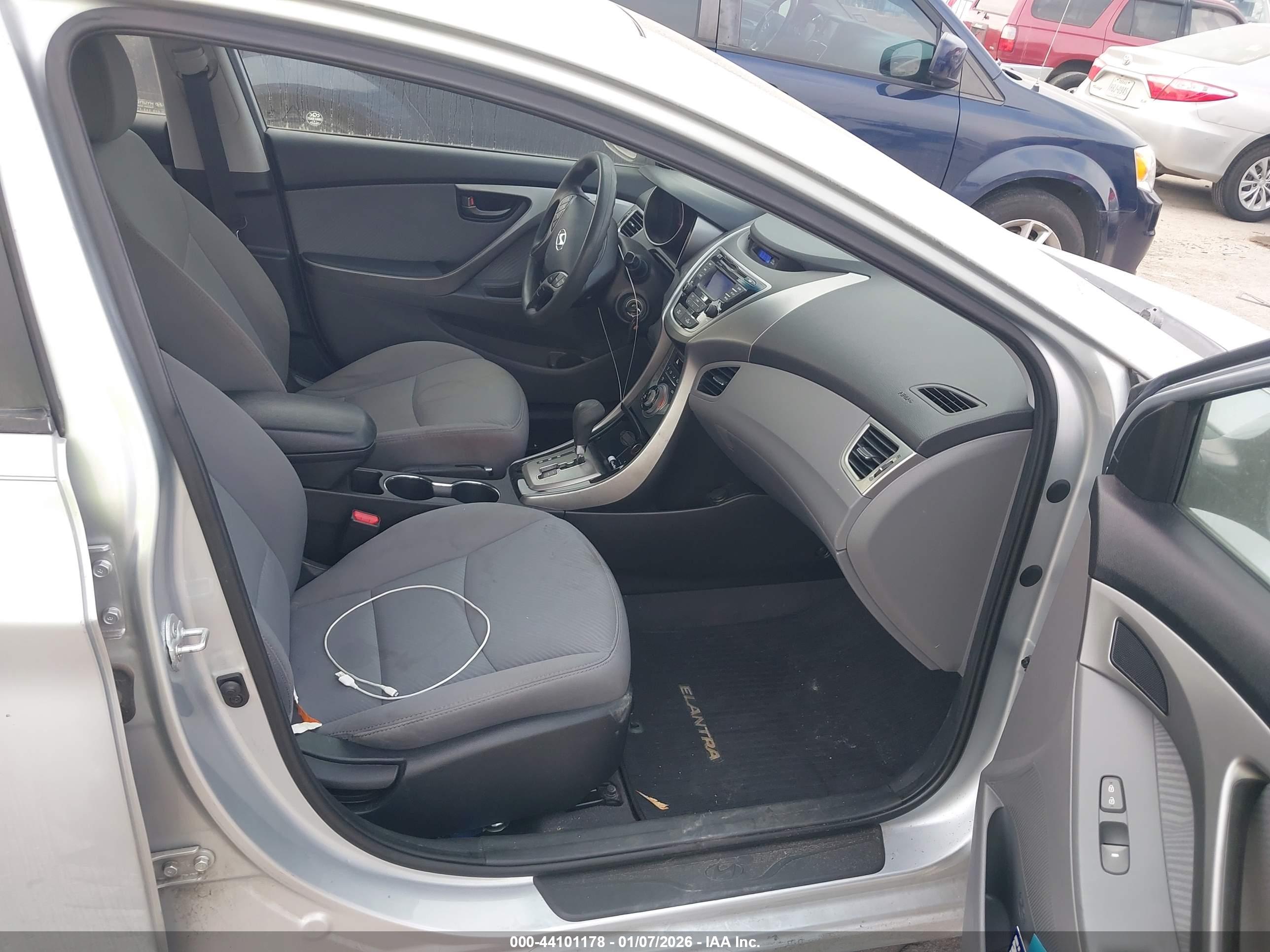HYUNDAI ELANTRA image 5
