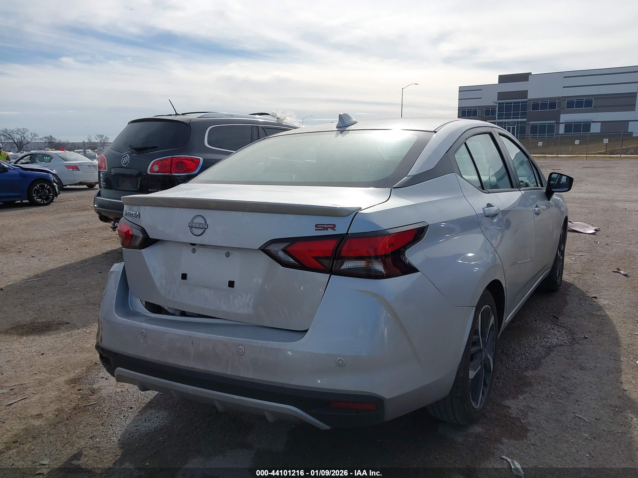NISSAN VERSA image 4