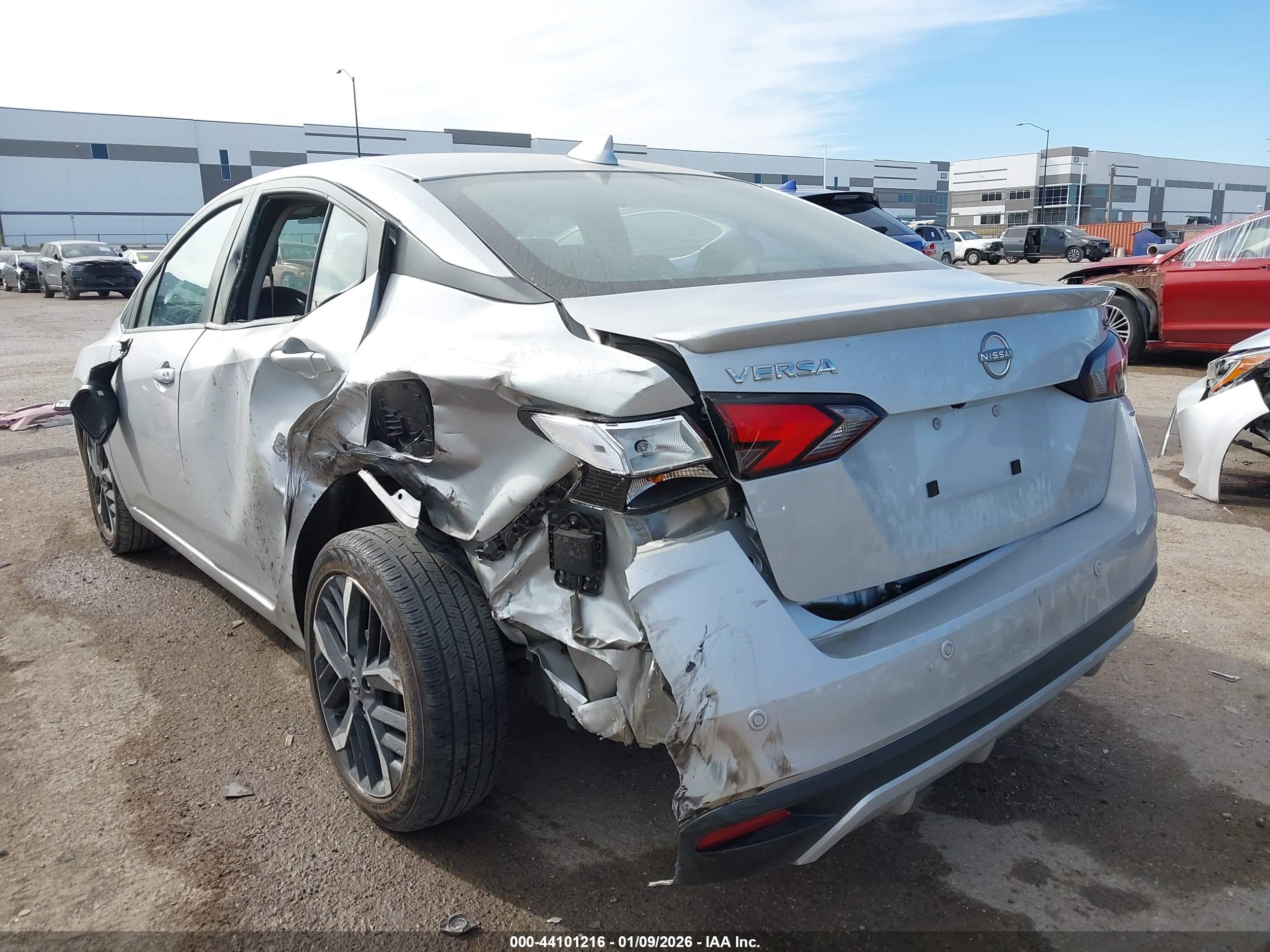 NISSAN VERSA image 6