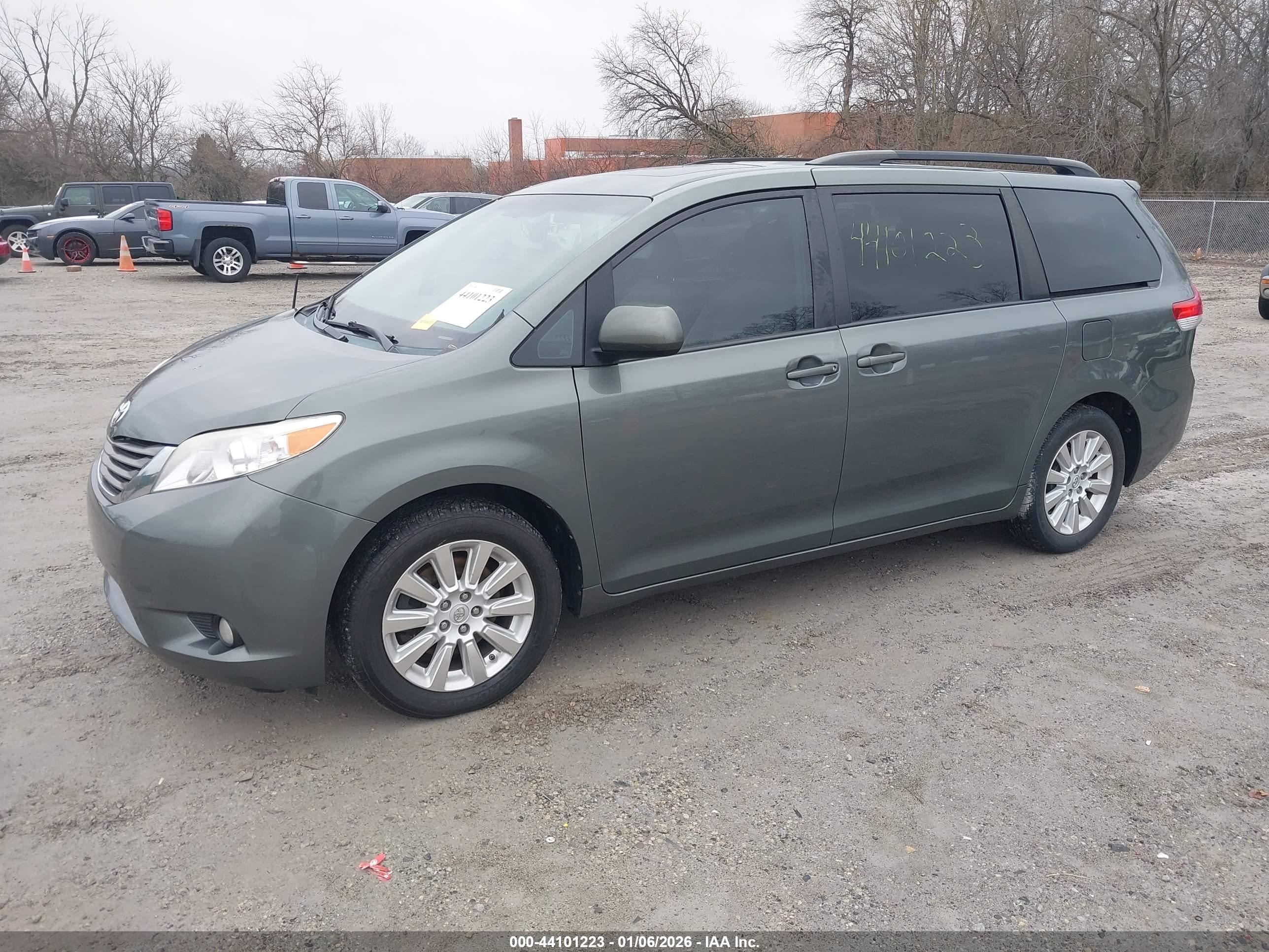 TOYOTA SIENNA image 2