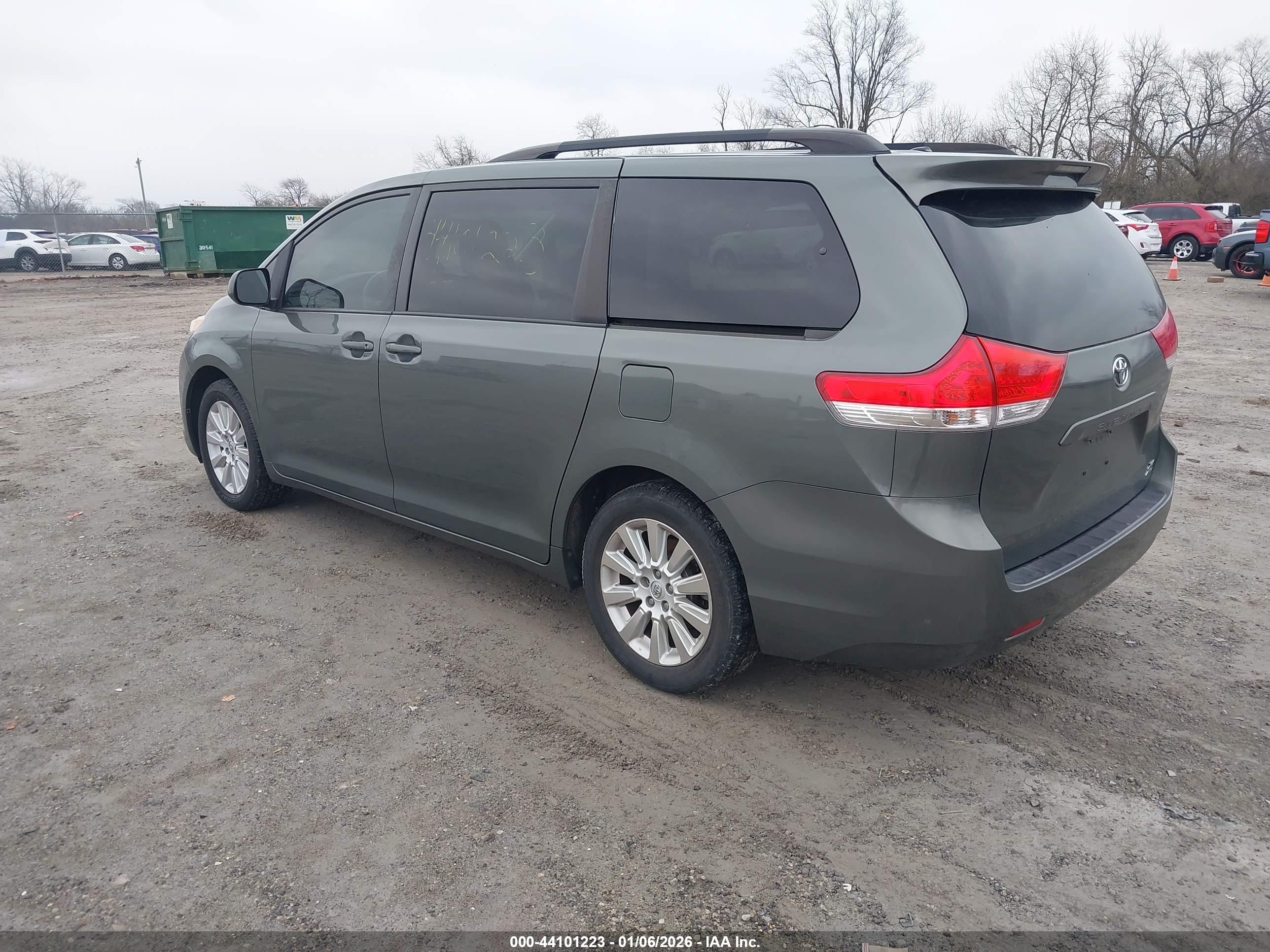 TOYOTA SIENNA image 3