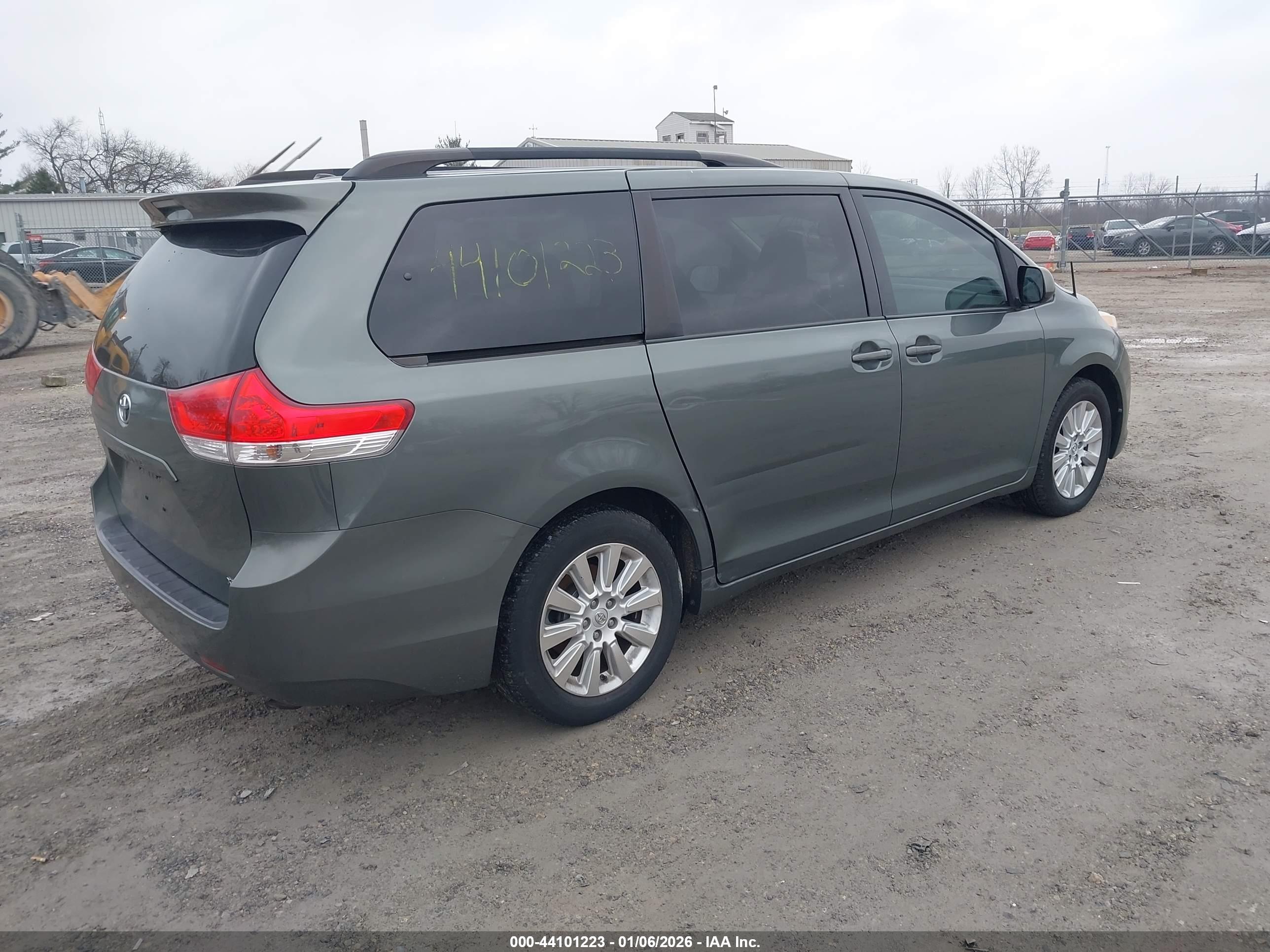 TOYOTA SIENNA image 4