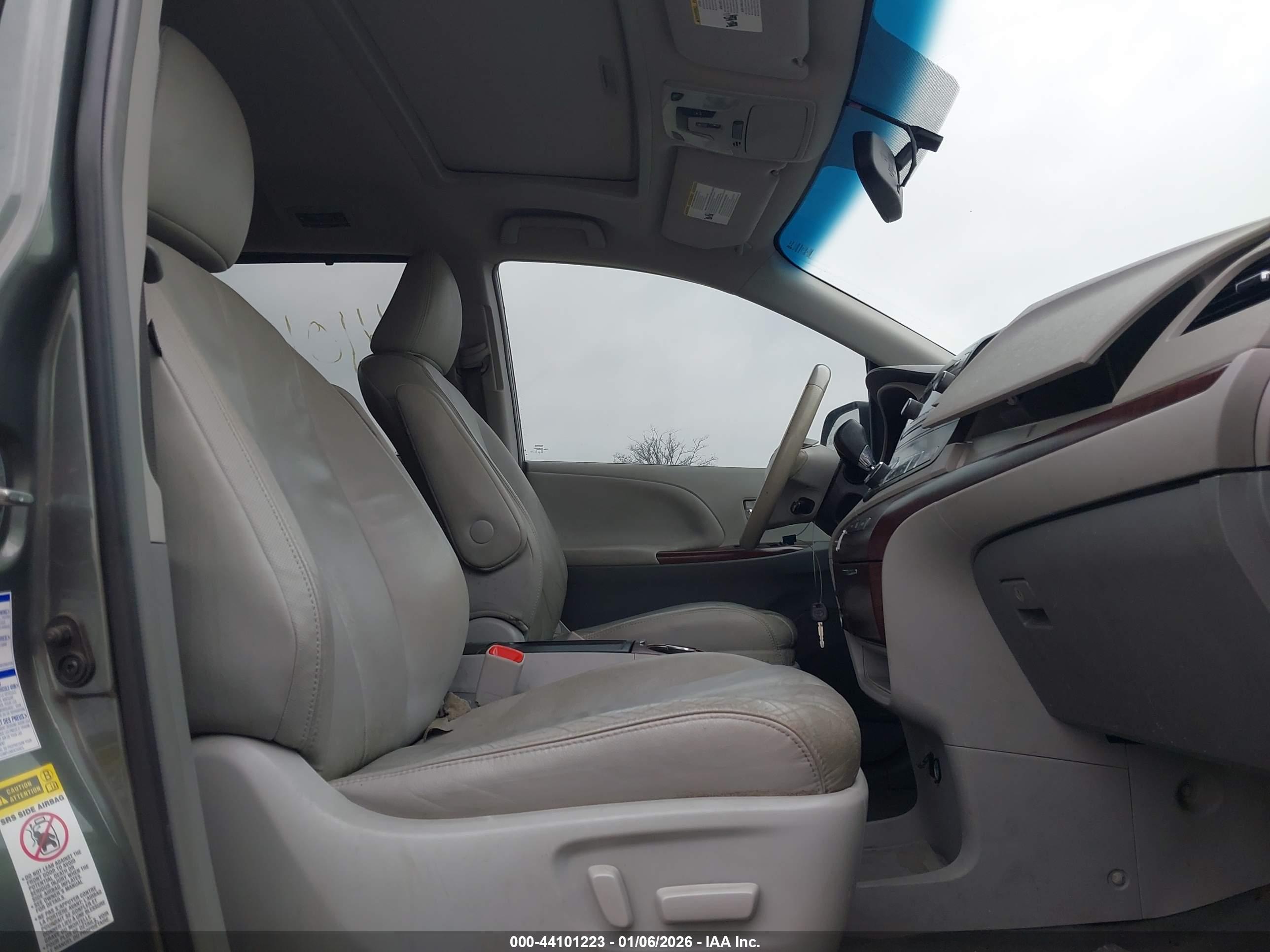 TOYOTA SIENNA image 5