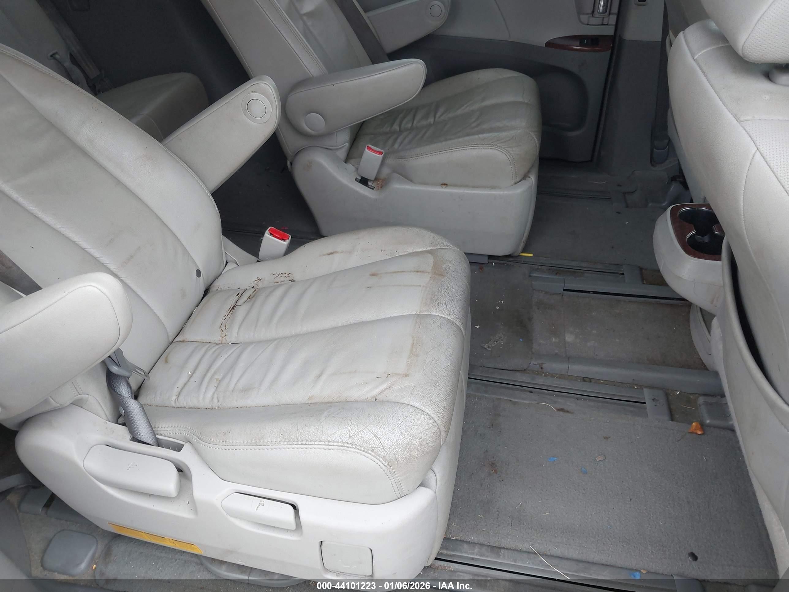 TOYOTA SIENNA image 8