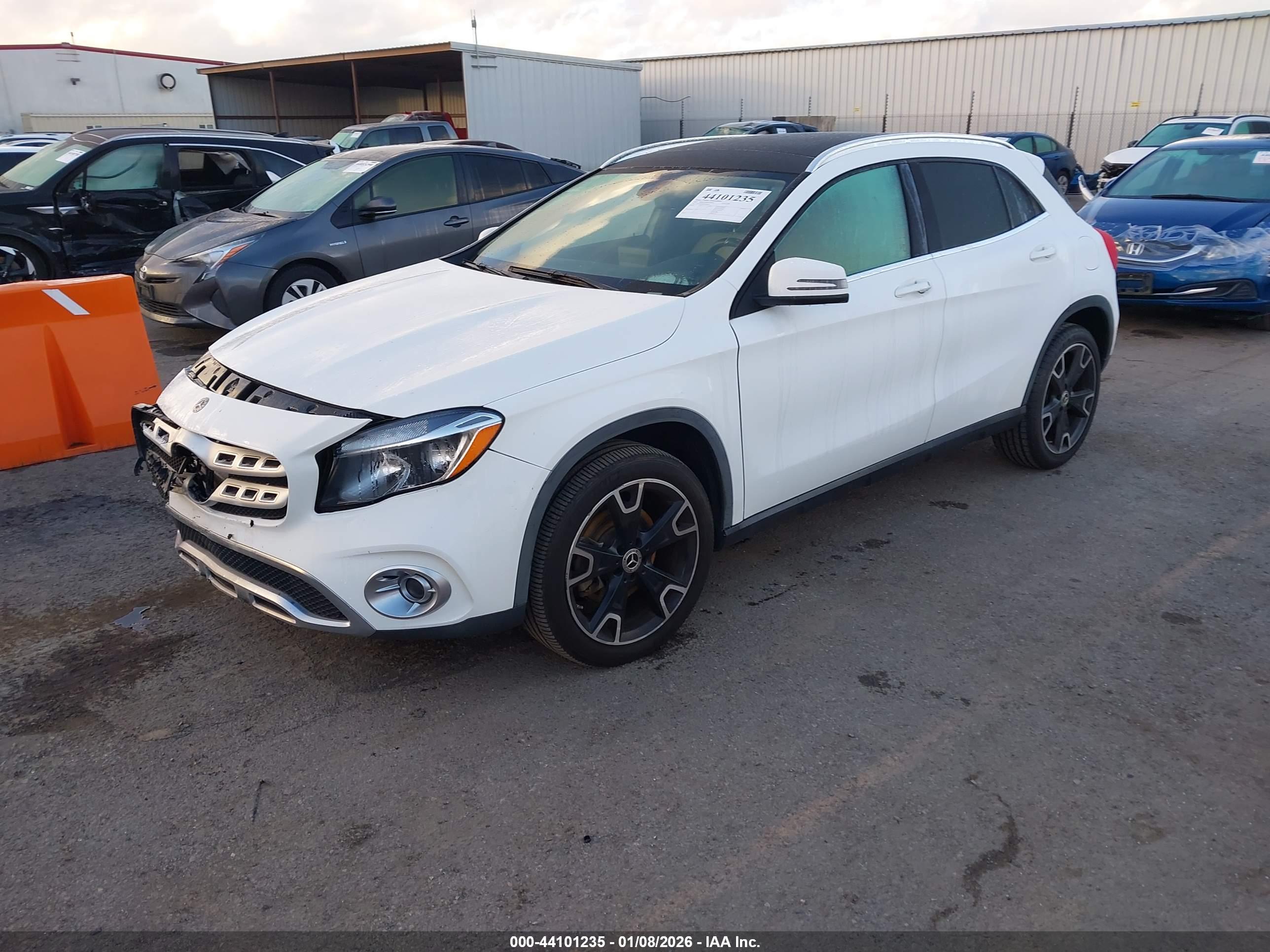 MERCEDES-BENZ GLA image 2