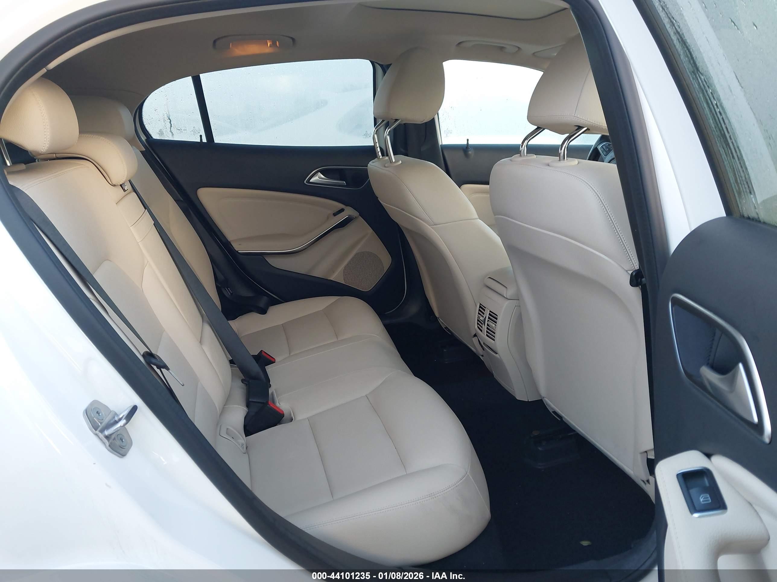 MERCEDES-BENZ GLA image 8