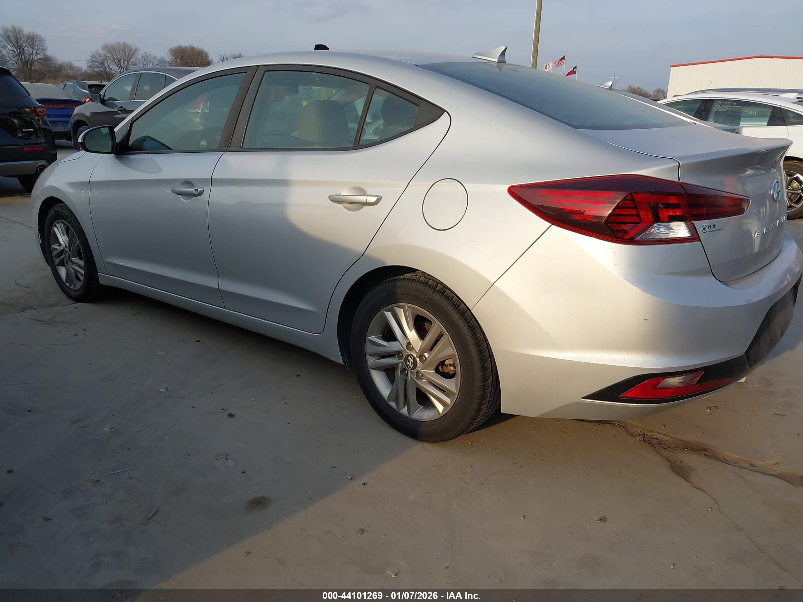 HYUNDAI ELANTRA image 3