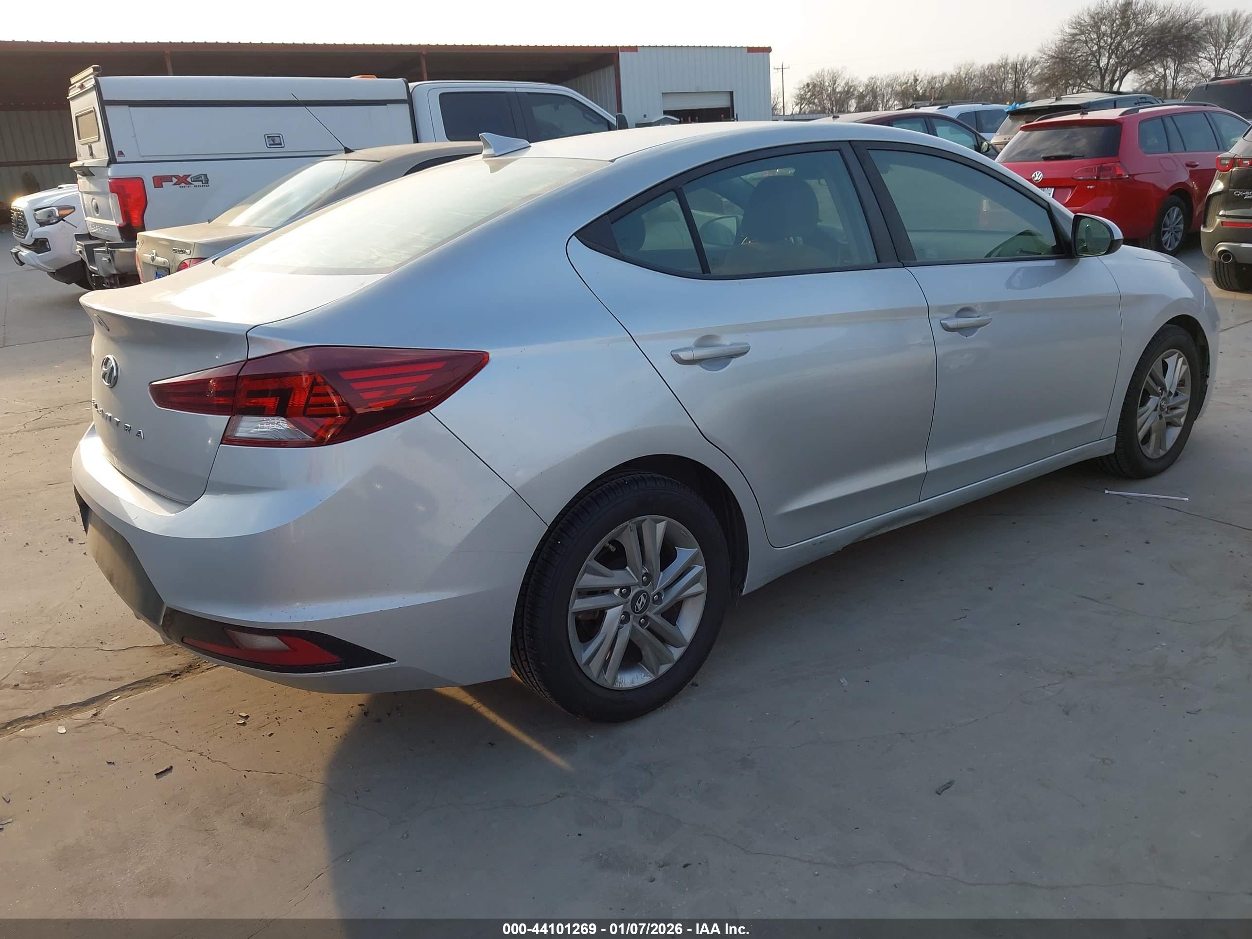 HYUNDAI ELANTRA image 4