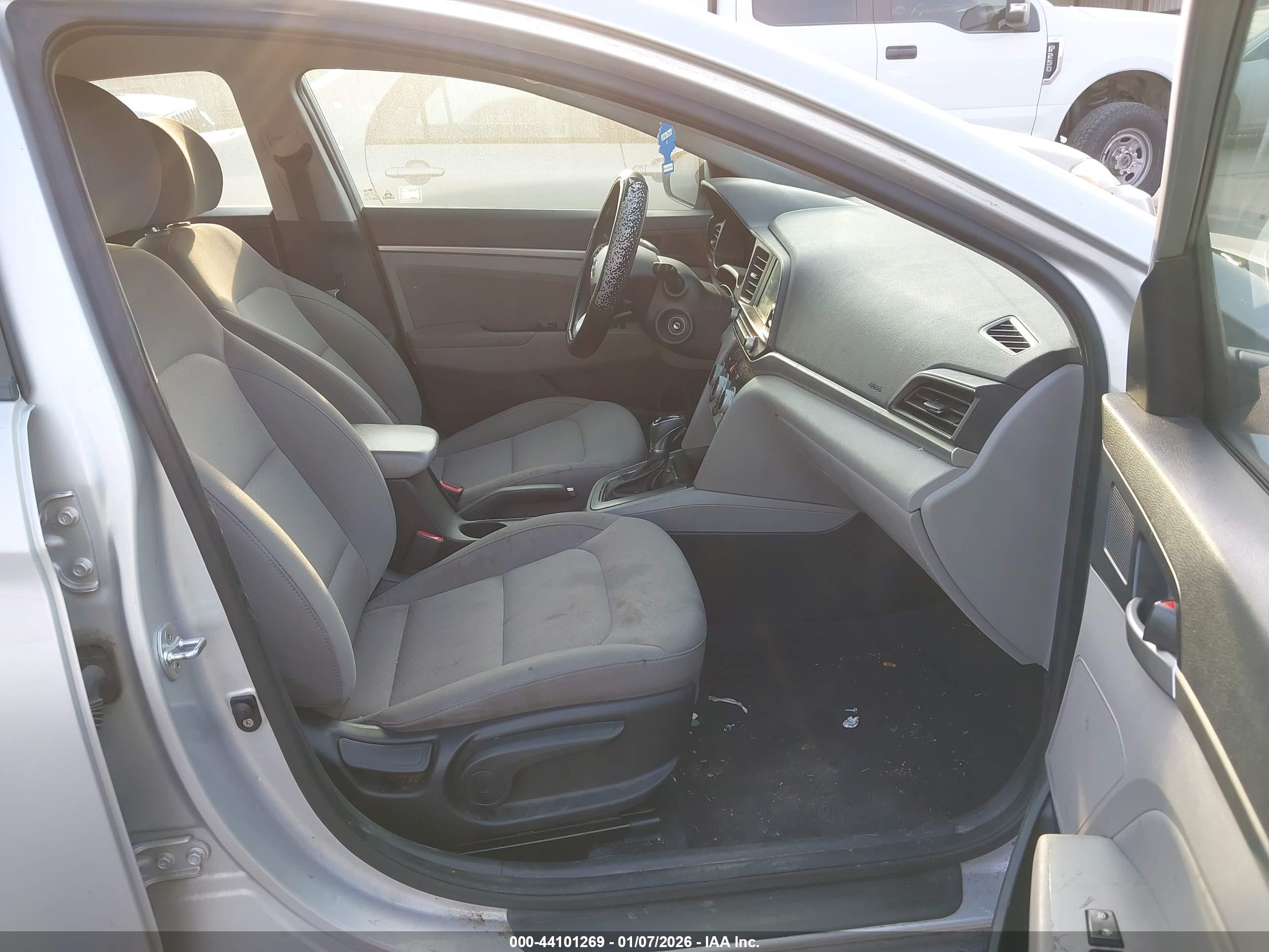 HYUNDAI ELANTRA image 5