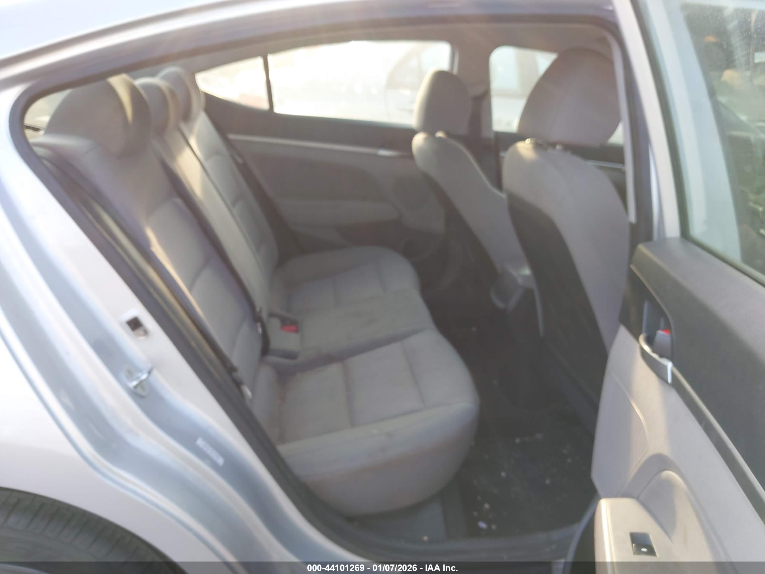 HYUNDAI ELANTRA image 8