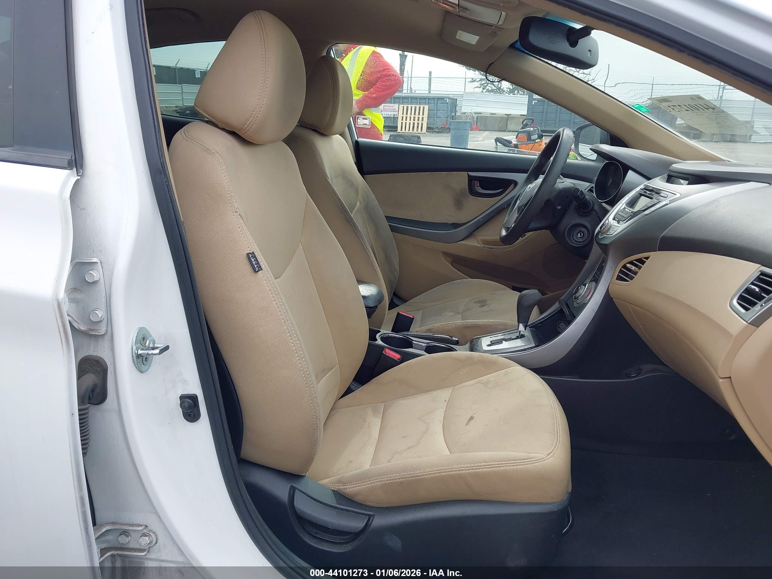 HYUNDAI ELANTRA image 5