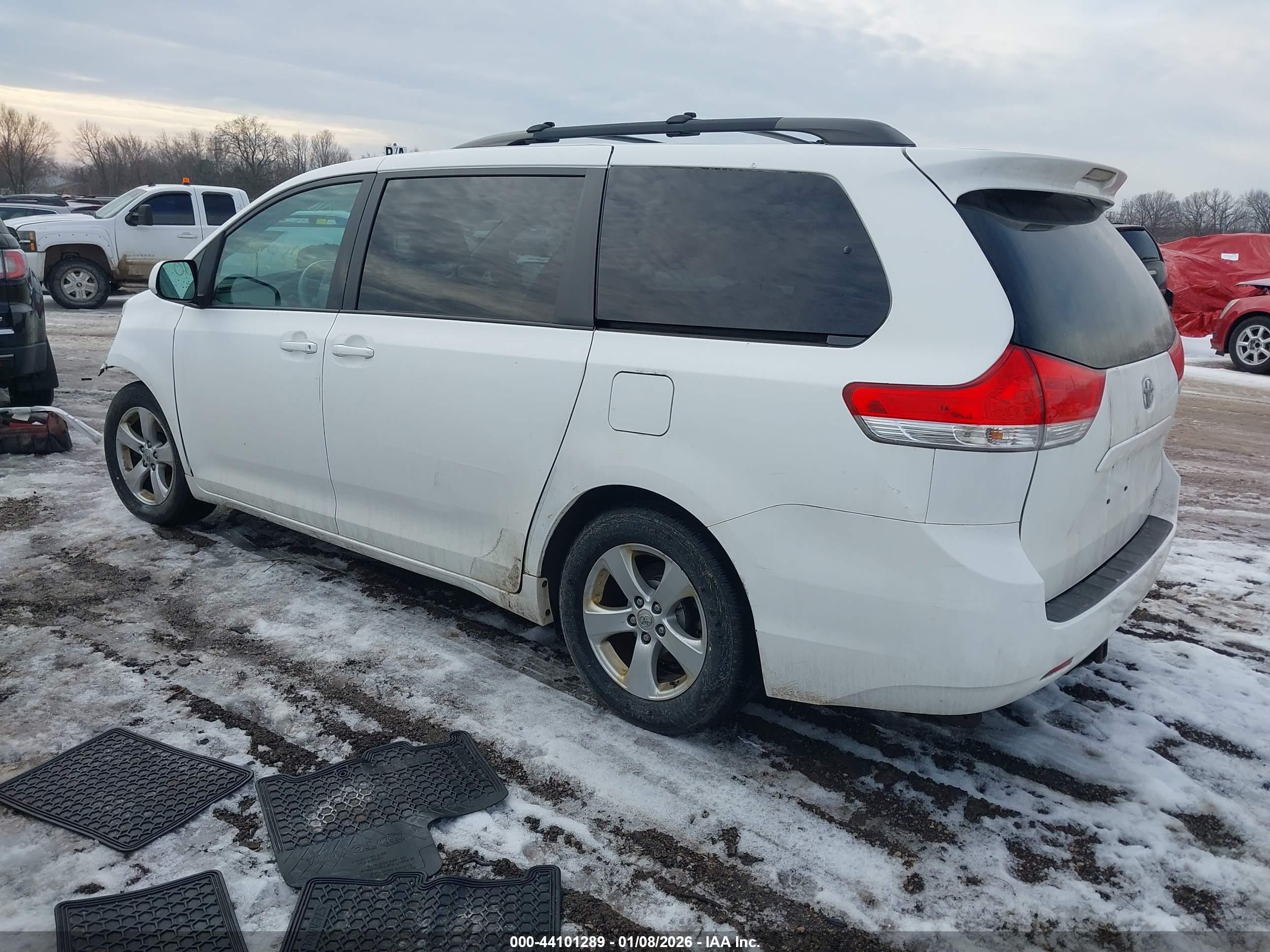 TOYOTA SIENNA image 3