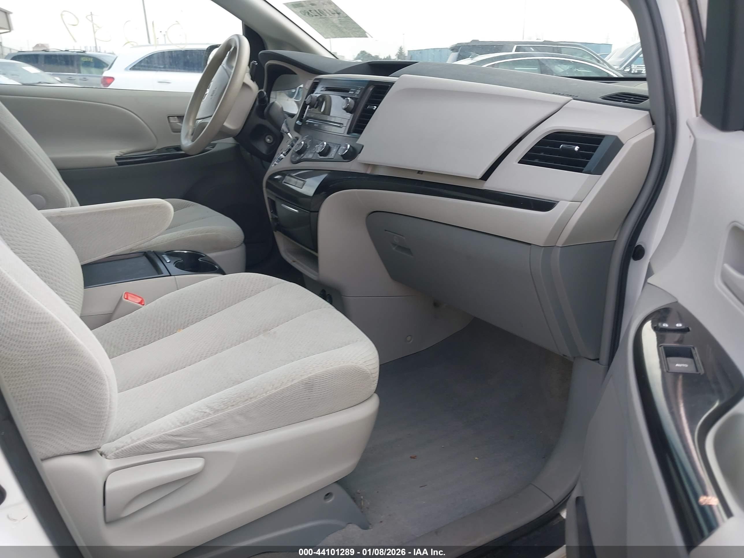 TOYOTA SIENNA image 5
