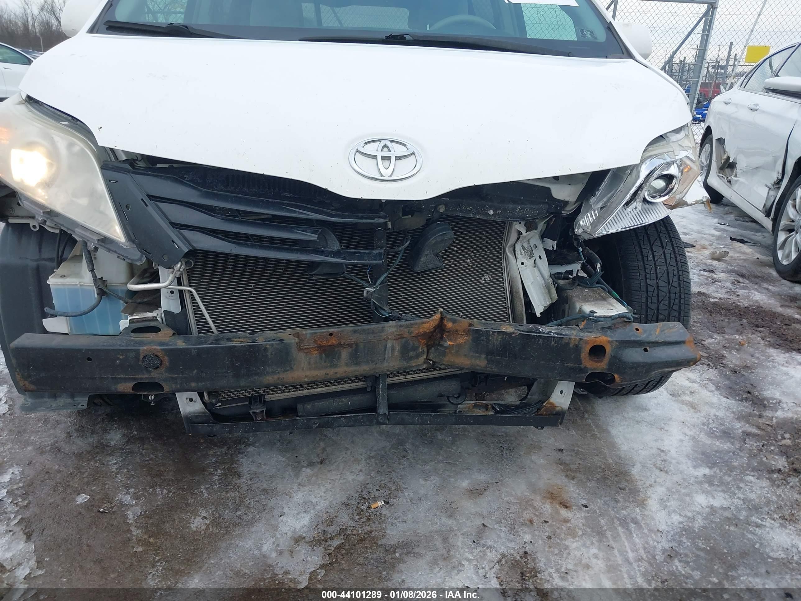 TOYOTA SIENNA image 6