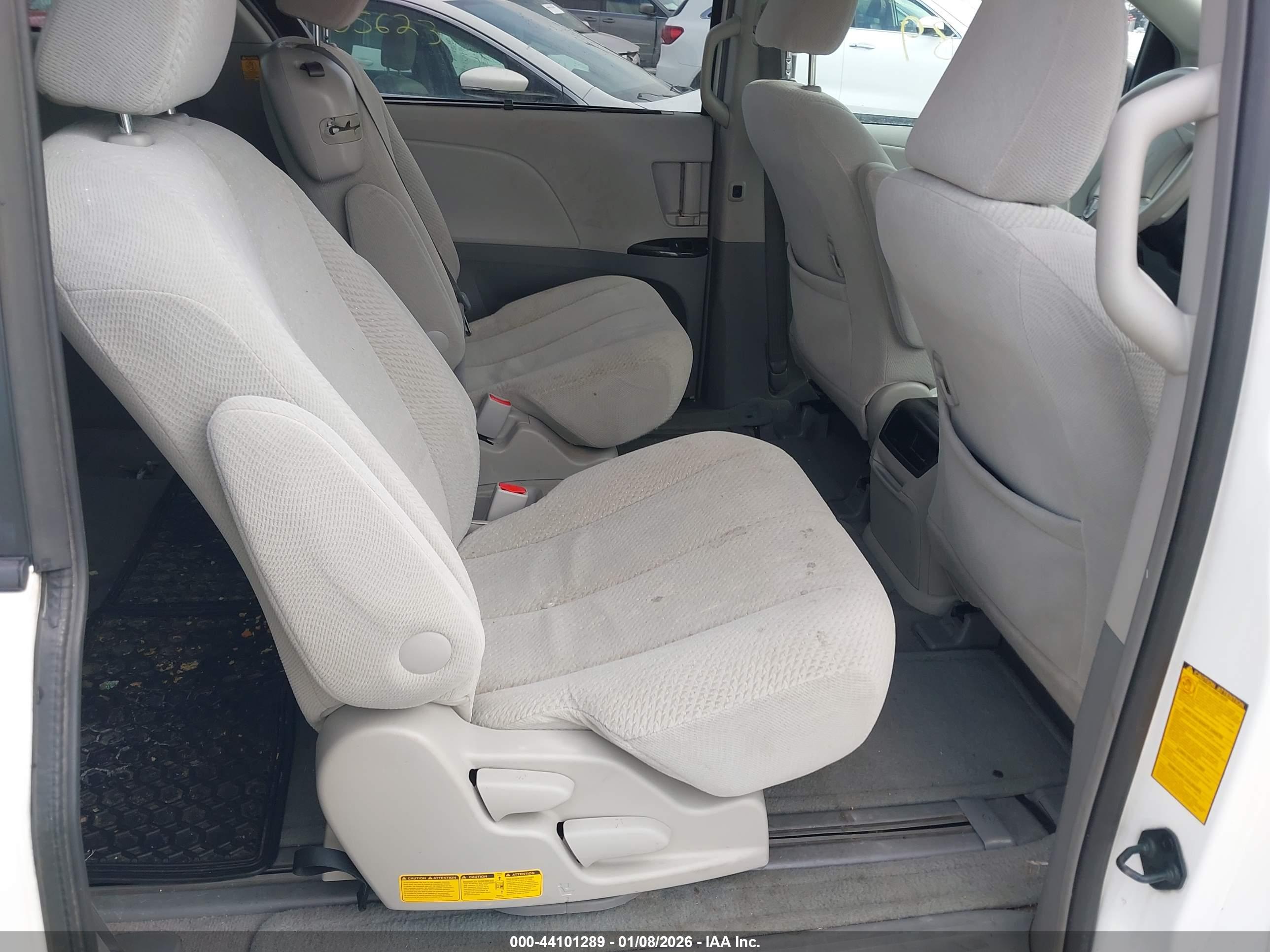 TOYOTA SIENNA image 8