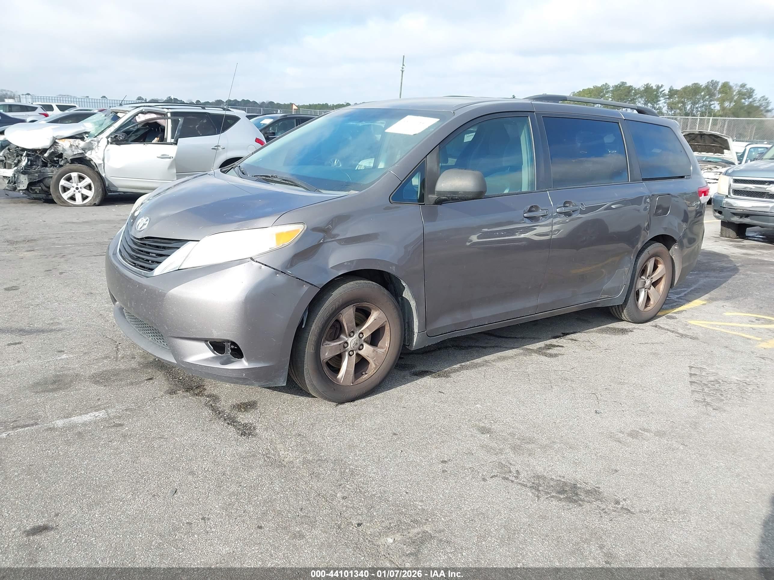 TOYOTA SIENNA image 2