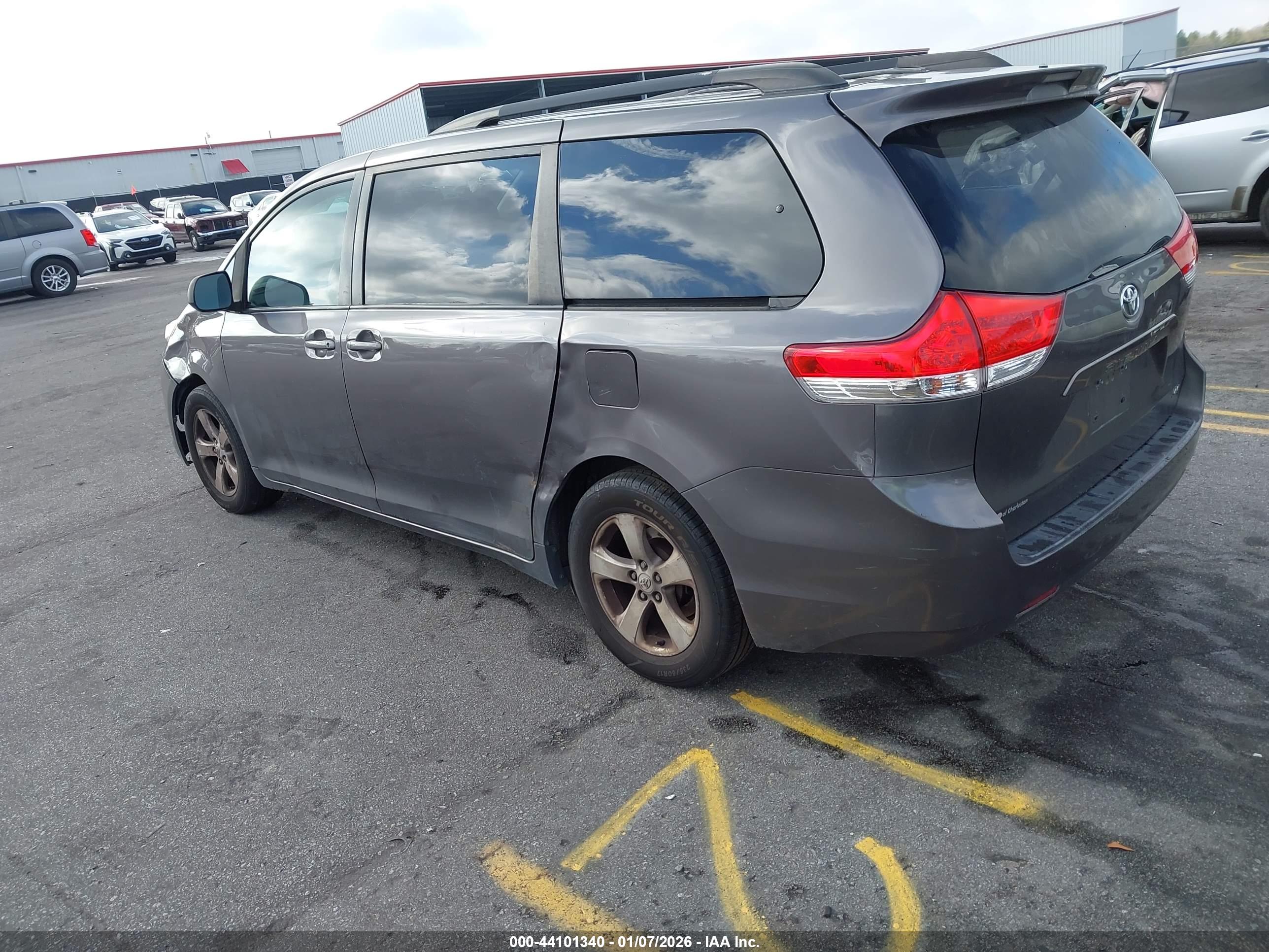 TOYOTA SIENNA image 3