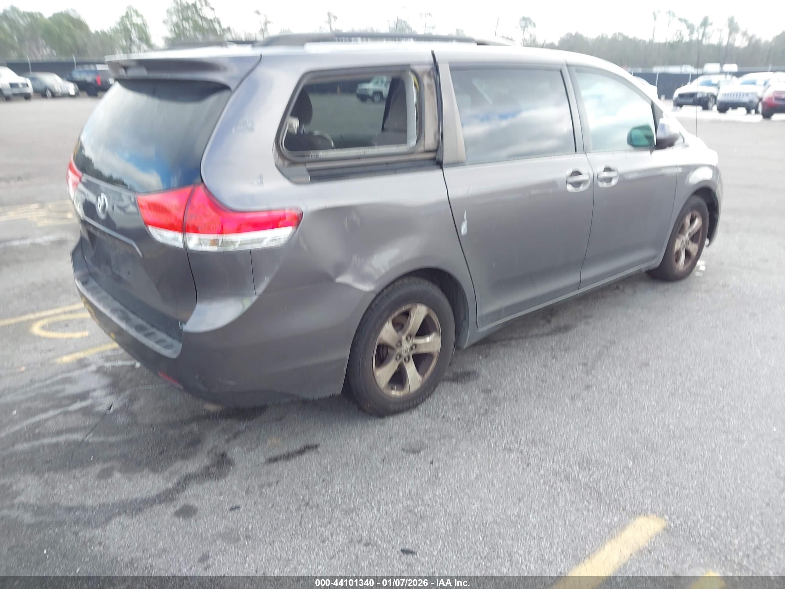 TOYOTA SIENNA image 4