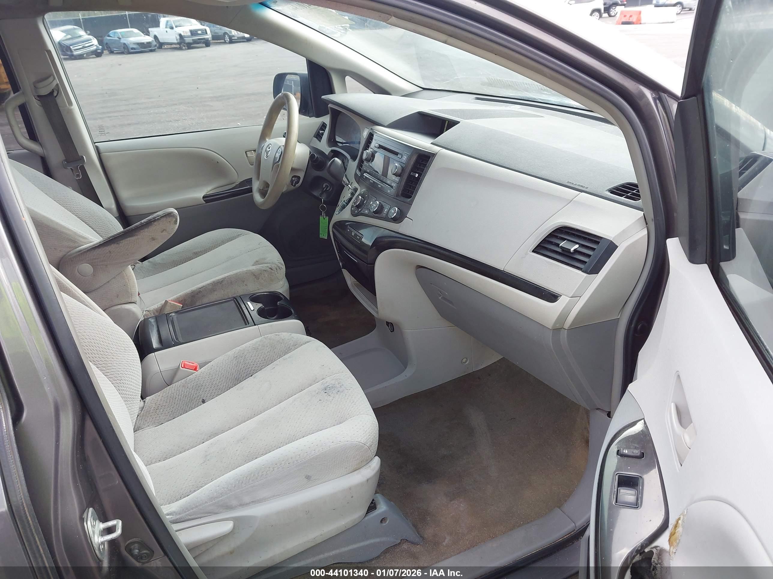 TOYOTA SIENNA image 5