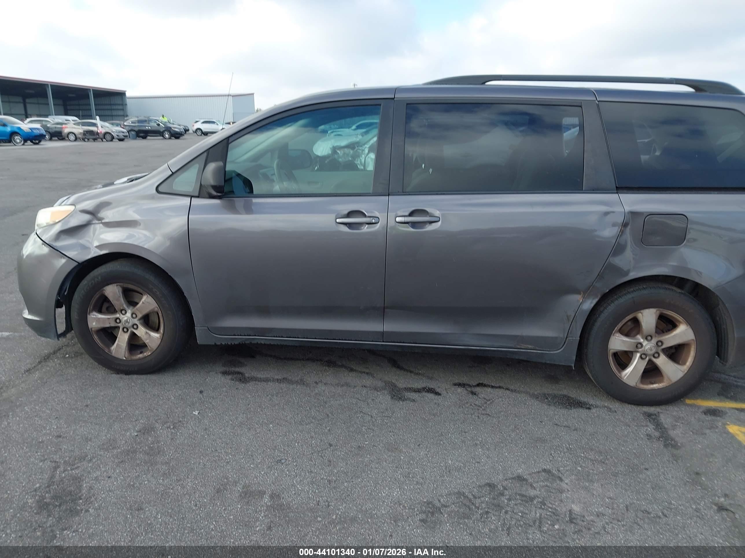 TOYOTA SIENNA image 6