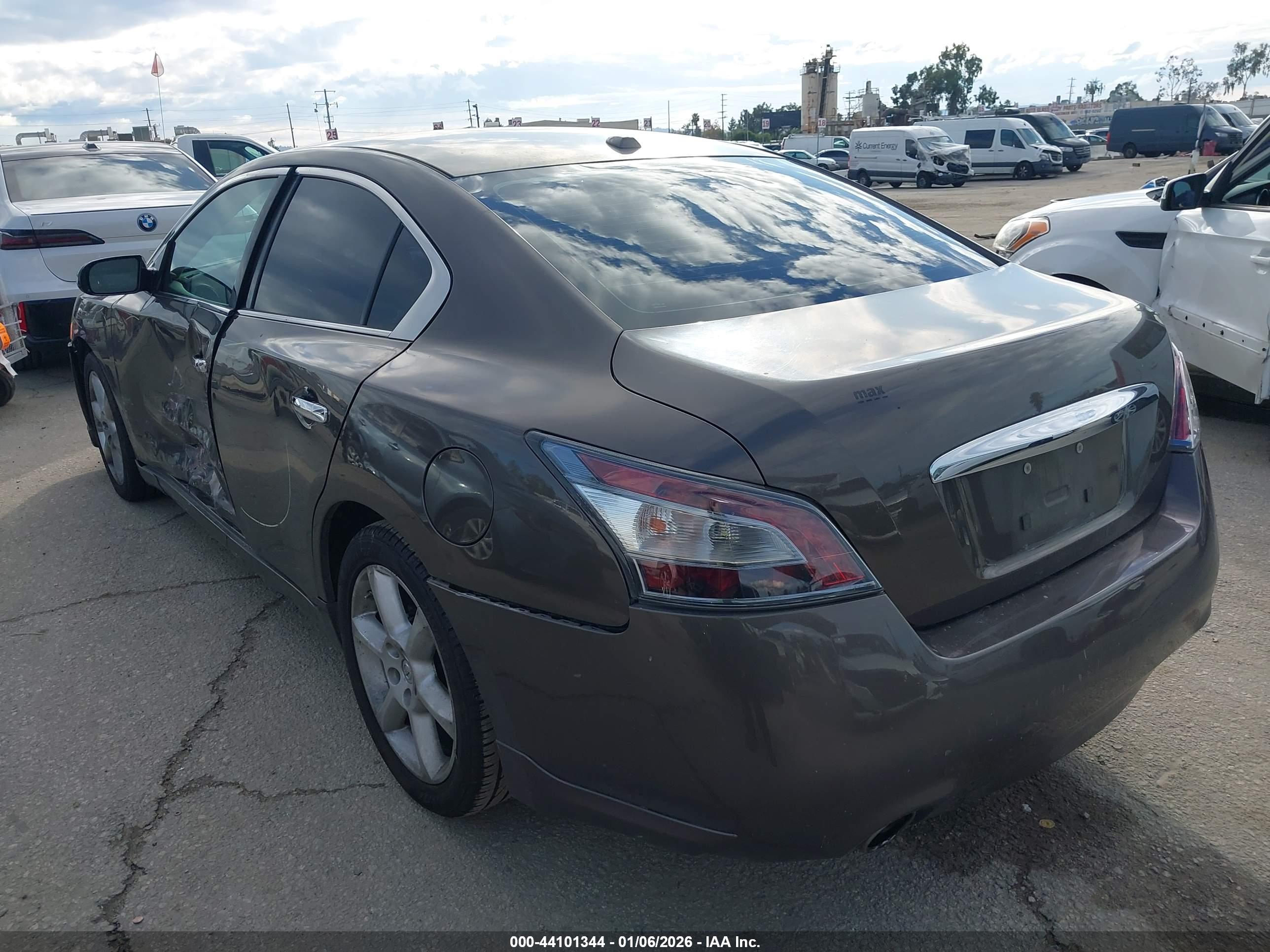 NISSAN MAXIMA image 3