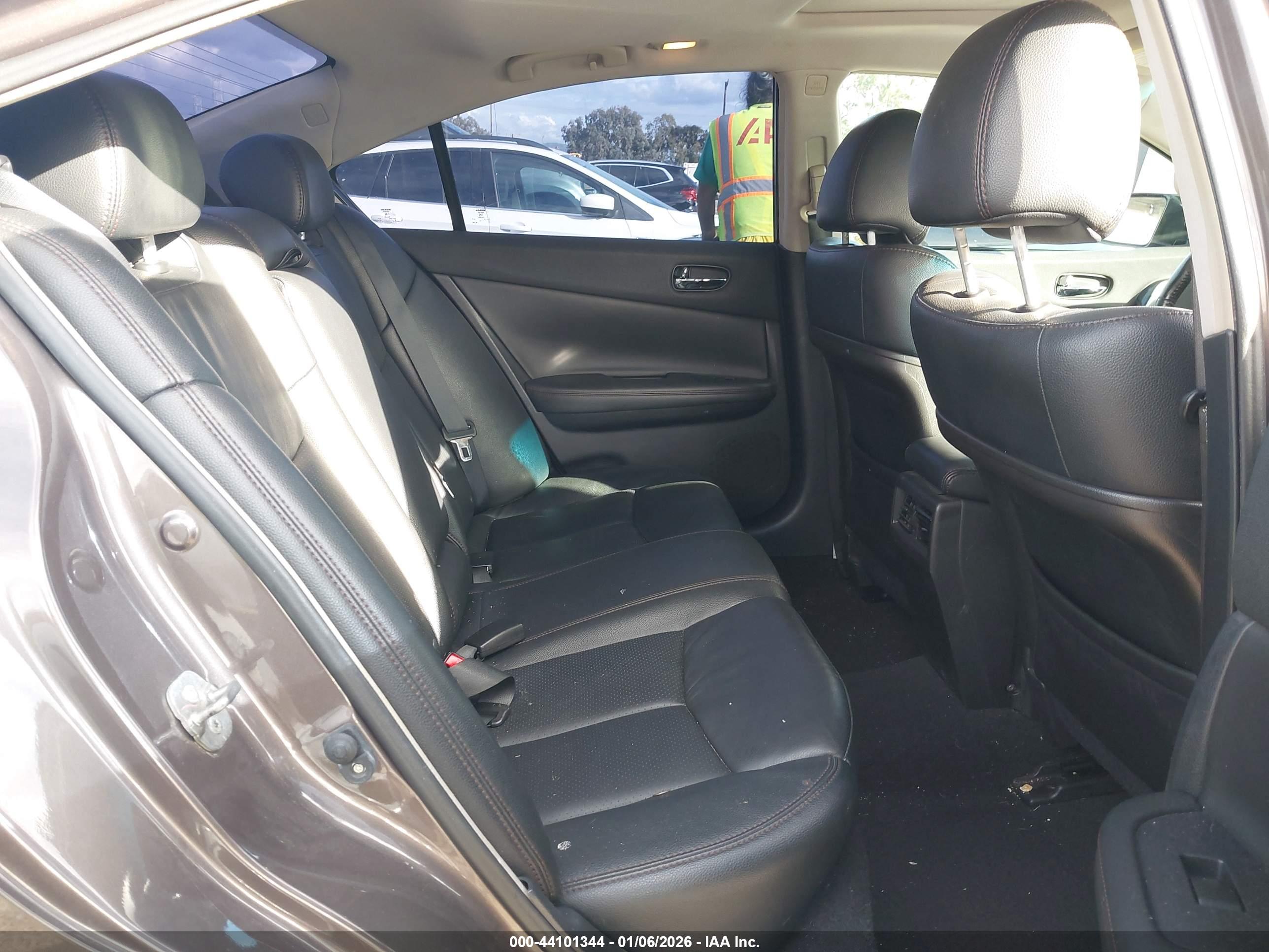 NISSAN MAXIMA image 8